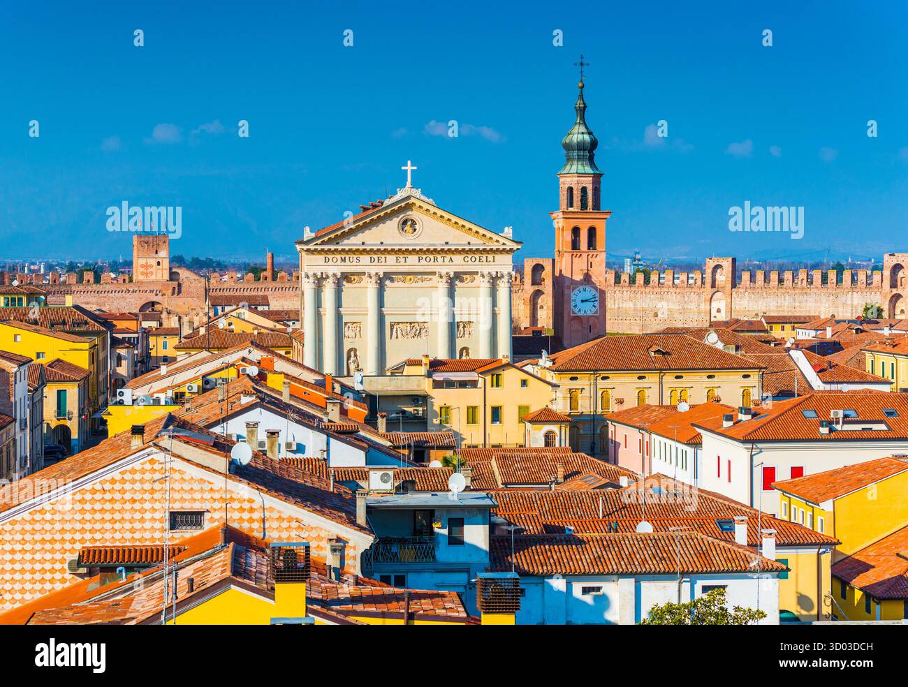 Panorama der ummauerten Stadt Cittadella. Stadtbild der mittelalterlichen italienischen Stadt. (Text über die Kathedrale auf Lateinisch: Tempel des Himmels und das Tor) Provinz Padua. Norditalien. Stockfoto Panorama der ummauerten Stadt Cittadella. Stadtbild der mittelalterlichen italienischen Stadt. (Text über die Kathedrale auf Lateinisch: Tempel des Himmels und das Tor) Provinz Padua. Norditalien. Stockfoto