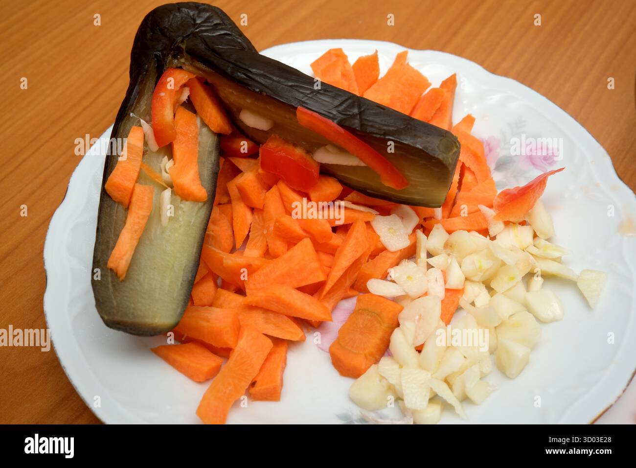 Bunte Karotten und Gemüse warten in einer geschmackvollen Zubereitung auf ihre Reihe. Stockfoto