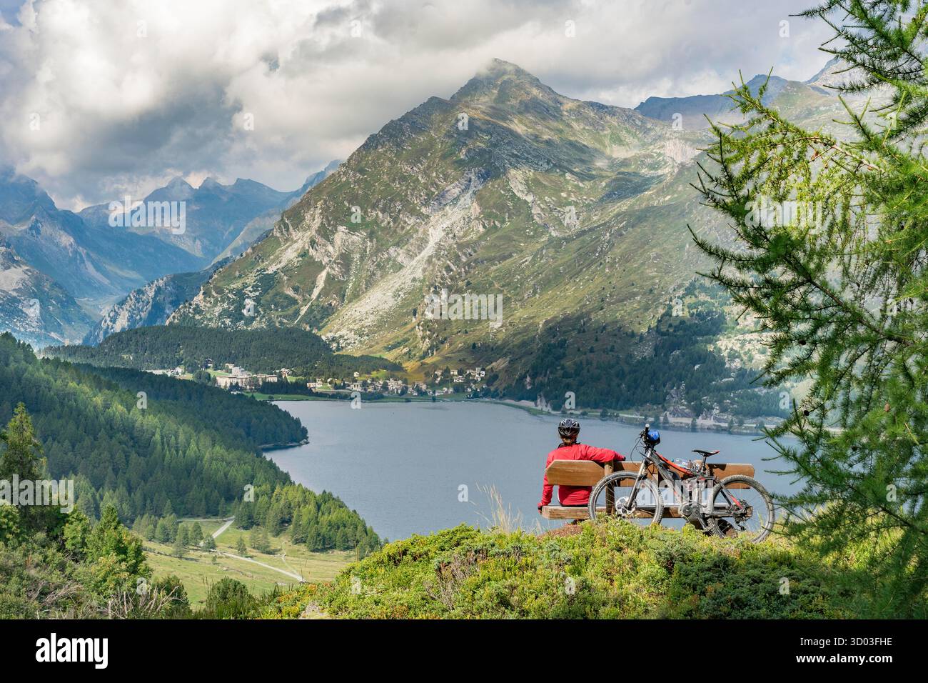 Seniorin, hier mit dem E-Mountainbike auf den berühmten Wegen rund um die Seen im Oberengadin, in der Nähe von St. Moritz, Engadin, Schweiz mit atemberaubendem Blick auf den See von Maloja || Model veröffentlicht Stockfoto Seniorin, hier mit dem E-Mountainbike auf den berühmten Wegen rund um die Seen im Oberengadin, in der Nähe von St. Moritz, Engadin, Schweiz mit atemberaubendem Blick auf den See von Maloja || Model veröffentlicht Stockfoto