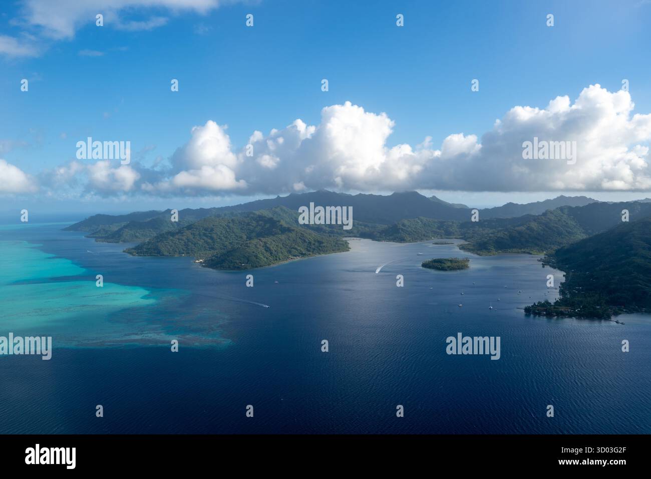 Die Insel Tahaa in Französisch-Polynesien zeigt eine türkisfarbene Lagune, ein Korallenriff und üppige Berge. Die leuchtenden Farben des Ozeans stehen im Kontrast zum tiefblauen Pazifik Stockfoto Die Insel Tahaa in Französisch-Polynesien zeigt eine türkisfarbene Lagune, ein Korallenriff und üppige Berge. Die leuchtenden Farben des Ozeans stehen im Kontrast zum tiefblauen Pazifik Stockfoto