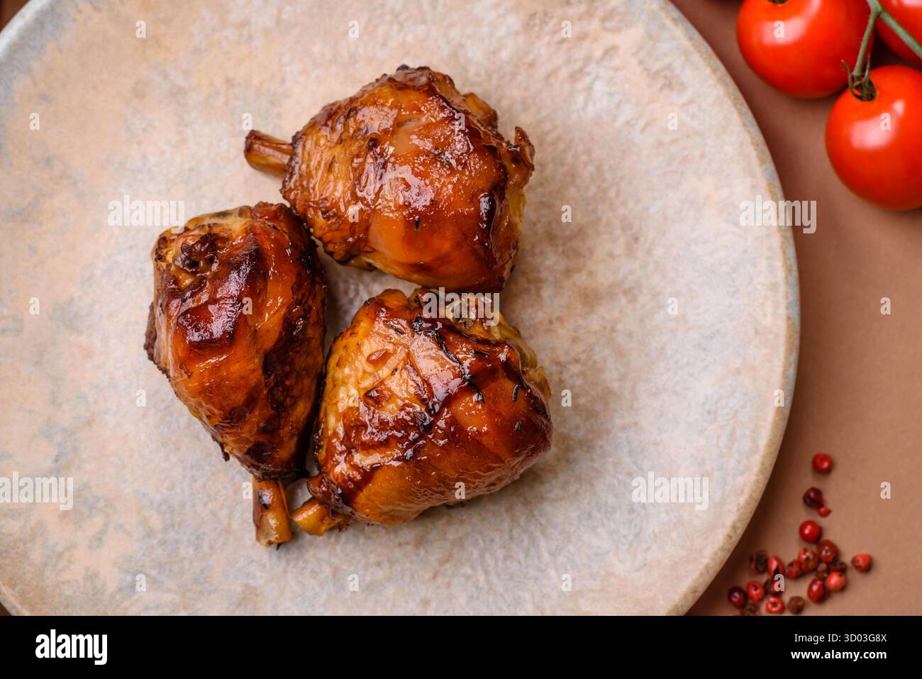 Gebratene Hähnchenschenkel mit Teriyaki-Sauce, im Ofen gebackenes Fleisch. Hühnchenschenkel als kulinarische Kulisse für Ihr Design Stockfoto Gebratene Hähnchenschenkel mit Teriyaki-Sauce, im Ofen gebackenes Fleisch. Hühnchenschenkel als kulinarische Kulisse für Ihr Design Stockfoto