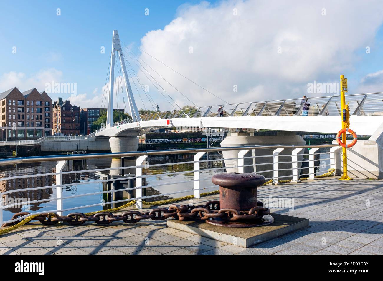 Die Govan-Partick Bridge ist eine Fußgängerbrücke in Glasgow, Schottland, die Fußgänger und Fahrräder über den Fluss Clyde transportieren soll. Stockfoto