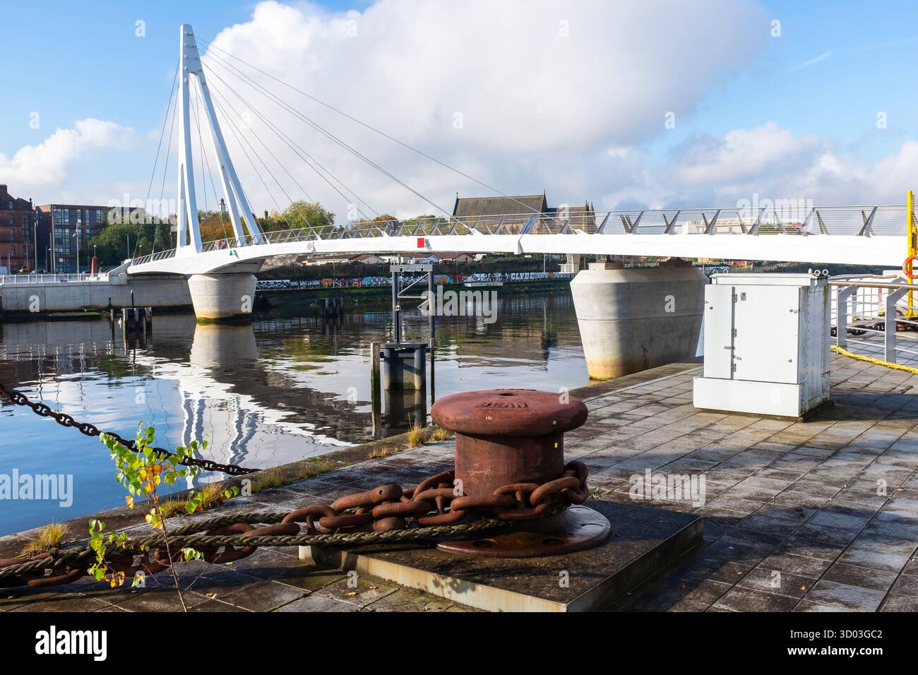 Die Govan-Partick Bridge ist eine Fußgängerbrücke in Glasgow, Schottland, die Fußgänger und Fahrräder über den Fluss Clyde transportieren soll. Stockfoto