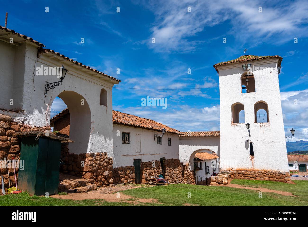 Die Kolonialkirche Chinchero, Peru, verfügt über weiße lehmwände, einen Glockenturm und Terrakottadächer. Die historische Stätte verbindet Anden- und spanische Architekturstile Stockfoto Die Kolonialkirche Chinchero, Peru, verfügt über weiße lehmwände, einen Glockenturm und Terrakottadächer. Die historische Stätte verbindet Anden- und spanische Architekturstile Stockfoto