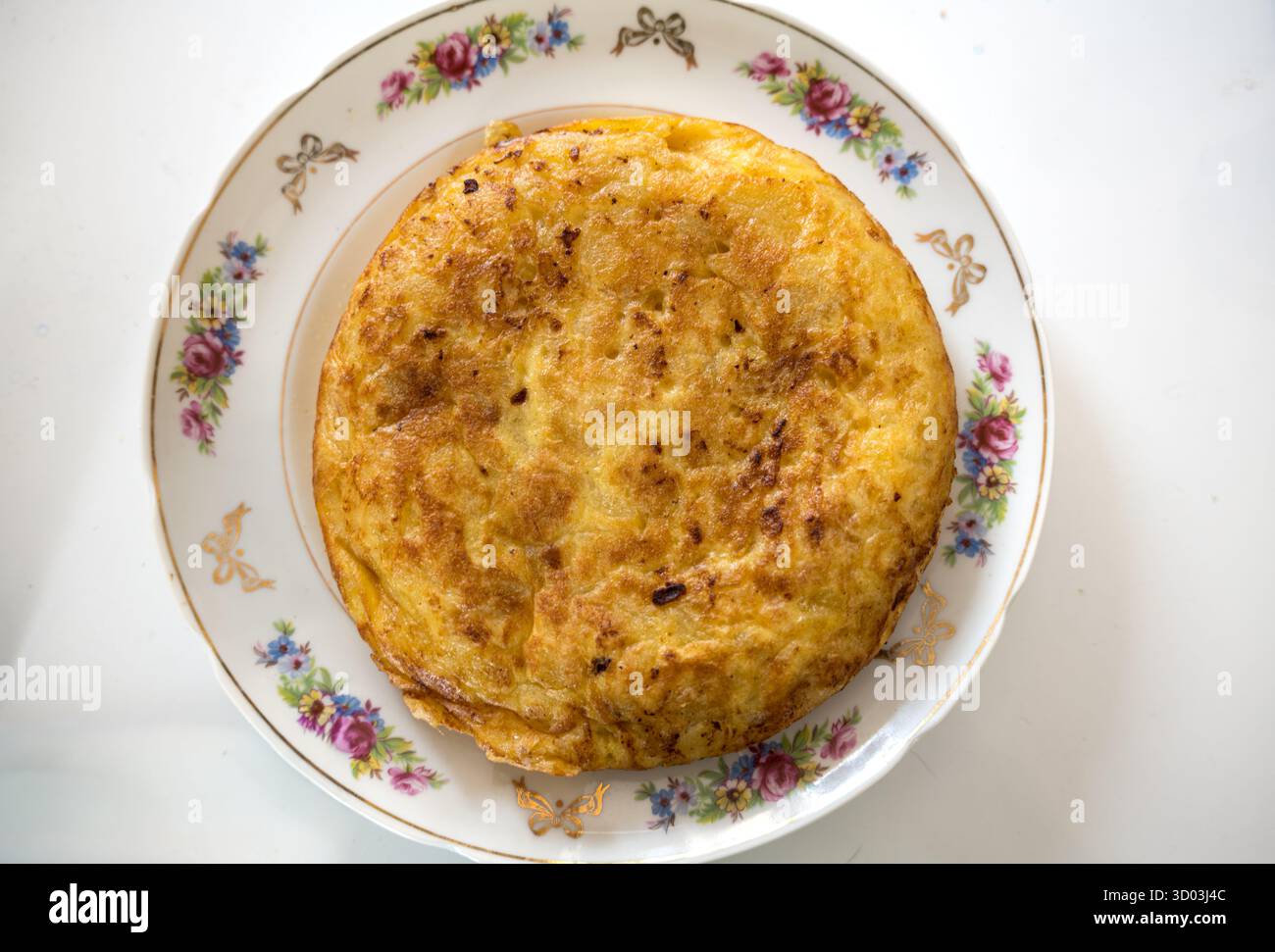 Spanisches Omelett oder Kartoffelomelette wird aus Eiern, Kartoffeln und Zwiebeln hergestellt Stockfoto