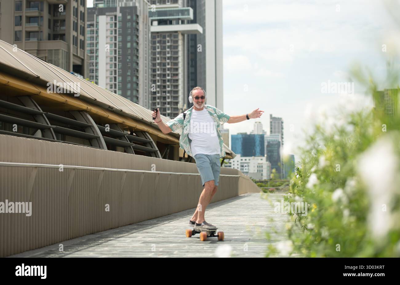 Senior man fährt ein elektrisches Skateboard in der Stadt, genießt urbanen Lebensstil mit moderner Architektur und Wolkenkratzern im Hintergrund || Model veröffentlicht Stockfoto Senior man fährt ein elektrisches Skateboard in der Stadt, genießt urbanen Lebensstil mit moderner Architektur und Wolkenkratzern im Hintergrund || Model veröffentlicht Stockfoto