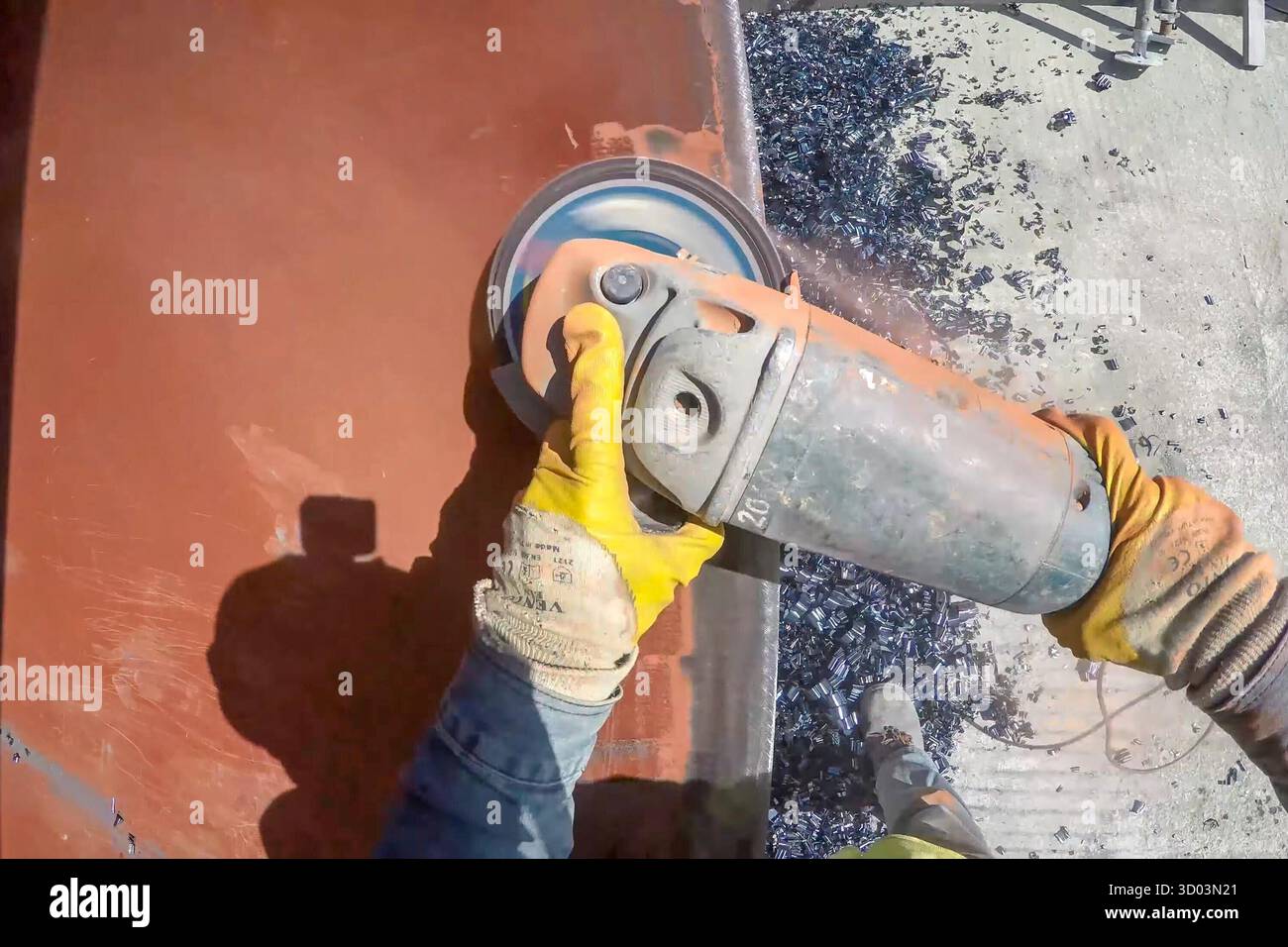 Schleifen einer Schweißnaht eines Rohres mittels einer Schleifmaschine. Stockfoto Schleifen einer Schweißnaht eines Rohres mittels einer Schleifmaschine. Stockfoto