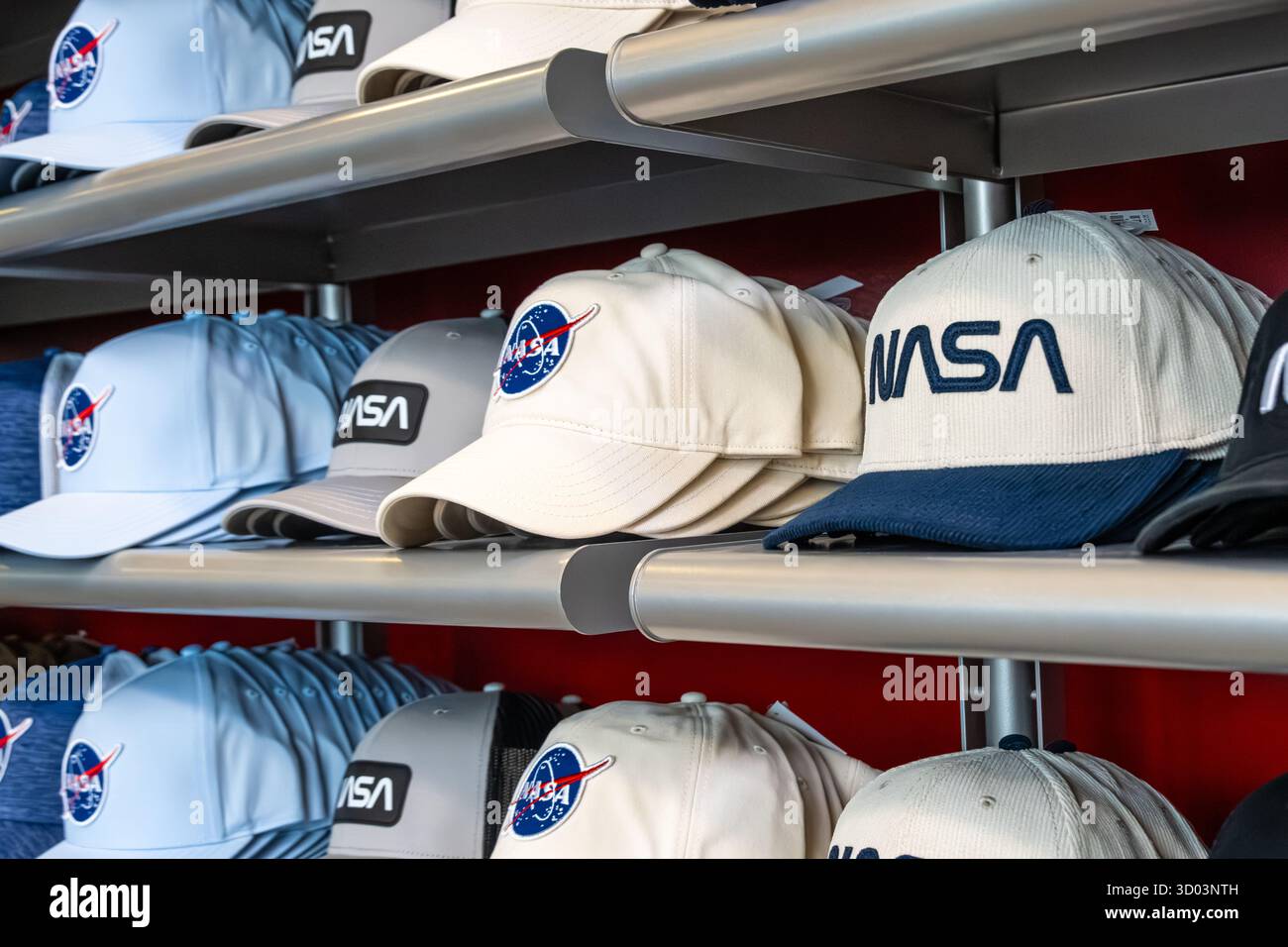 NASA-Kappen sind im NASA Visitors Center im U.S. Space & Rocket Center in Huntsville, Alabama, erhältlich. (USA) Stockfoto NASA-Kappen sind im NASA Visitors Center im U.S. Space & Rocket Center in Huntsville, Alabama, erhältlich. (USA) Stockfoto