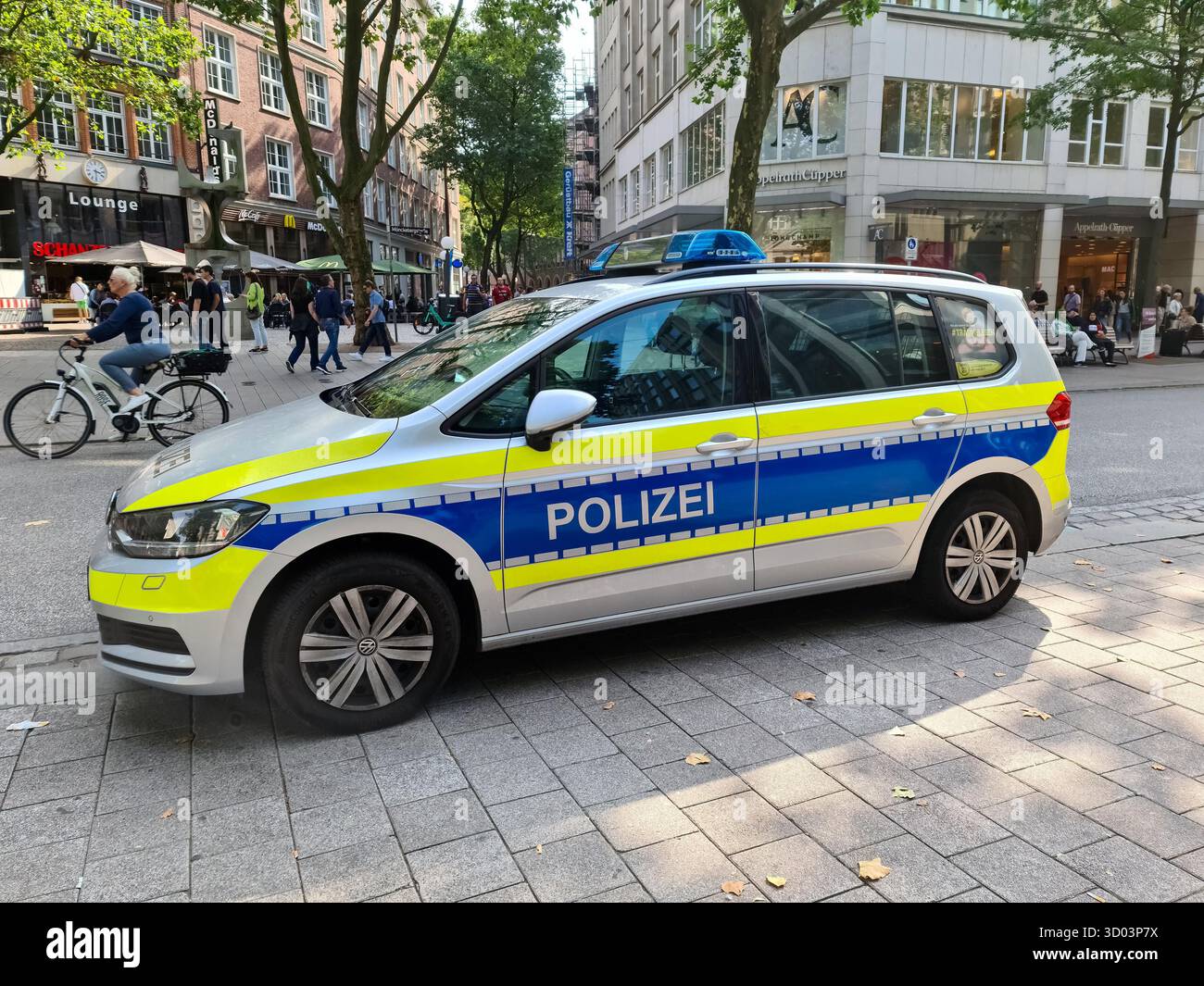 Hamburg, Deutschland - 03. September 2022: Ein deutsches Polizeifahrzeug in der Hamburger Innenstadt. Stockfoto