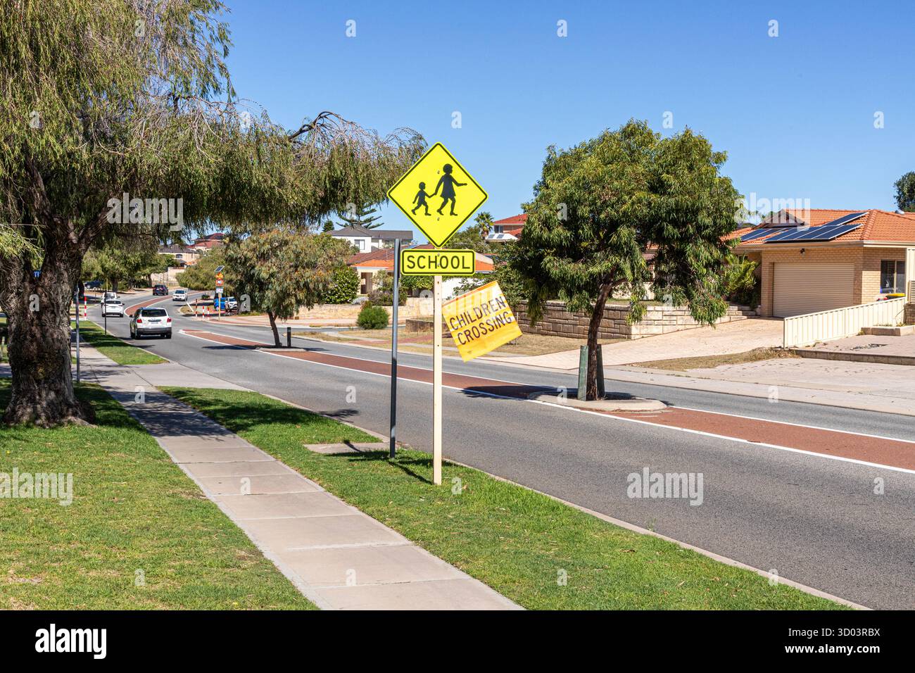 Die Kinderkreuzfahne wurde am Ende des Schultages im Constellation Drive in Ocean Reef, Perth, Western Australia, WA, Australien aufgehängt Stockfoto