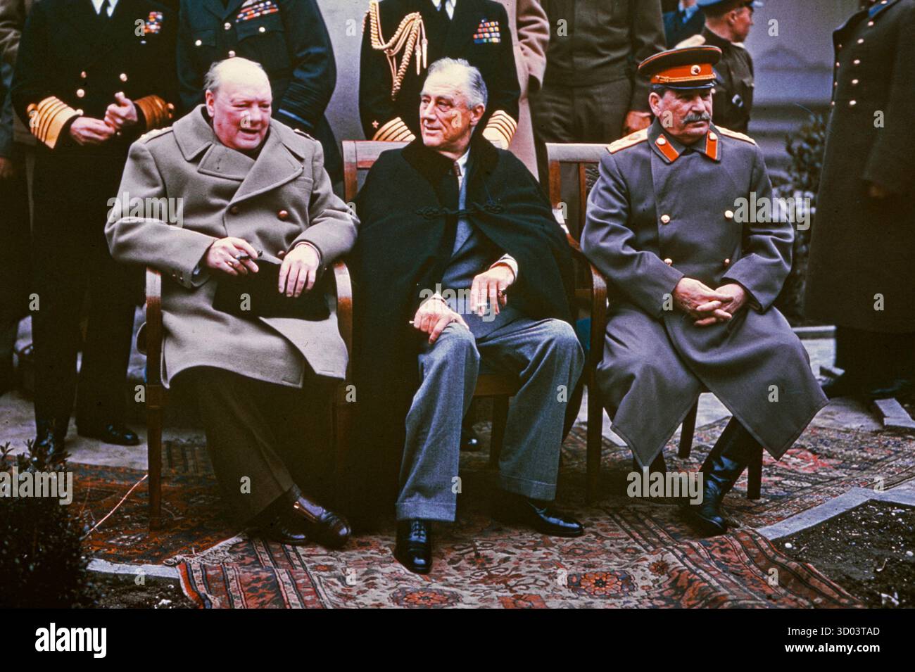 JALTA, UKRAINE - um den 11. Februar 1945 - Ein Gruppenporträt der meisten führenden Persönlichkeiten - einschließlich der "Großen drei" - auf dem Gipfeltreffen von Jalta im Februar 1945 im Livadia-Palast in Jalta, Ukraine. Von links nach rechts: Winston Churchill, Franklin Roosevelt und Joseph Stalin. Ebenfalls anwesend sind Außenminister der UdSSR Wjatscheslaw Molotow (ganz rechts), Feldmarschall Alan Brooke, Flottenadmiral Sir Andrew Cunningham, RN, Marschall der RAF Sir Charles Portal (hinter Churchill), George Marshall, Armeechef und Flottenadmiral William D Leahy, USN (hinter Roosevelt). Dies Stockfoto