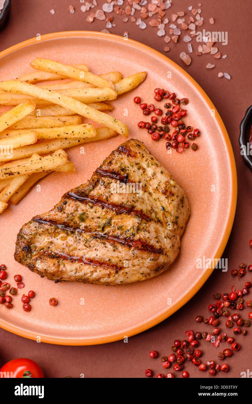 Hähnchenbruststeak, gegrilltes Geflügelfilet, gesundes Essen, Mittagessen. Hähnchensteak als kulinarischer Hintergrund für Ihr Design Stockfoto Hähnchenbruststeak, gegrilltes Geflügelfilet, gesundes Essen, Mittagessen. Hähnchensteak als kulinarischer Hintergrund für Ihr Design Stockfoto