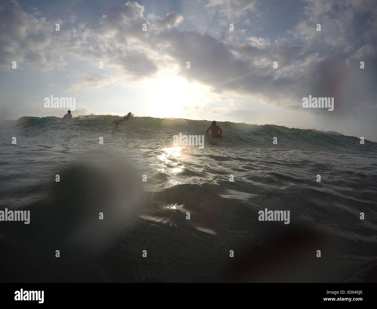Tamarindo, Costa Rica - Leute, die am Strand surfen - reisen nach südamerika Stockfoto