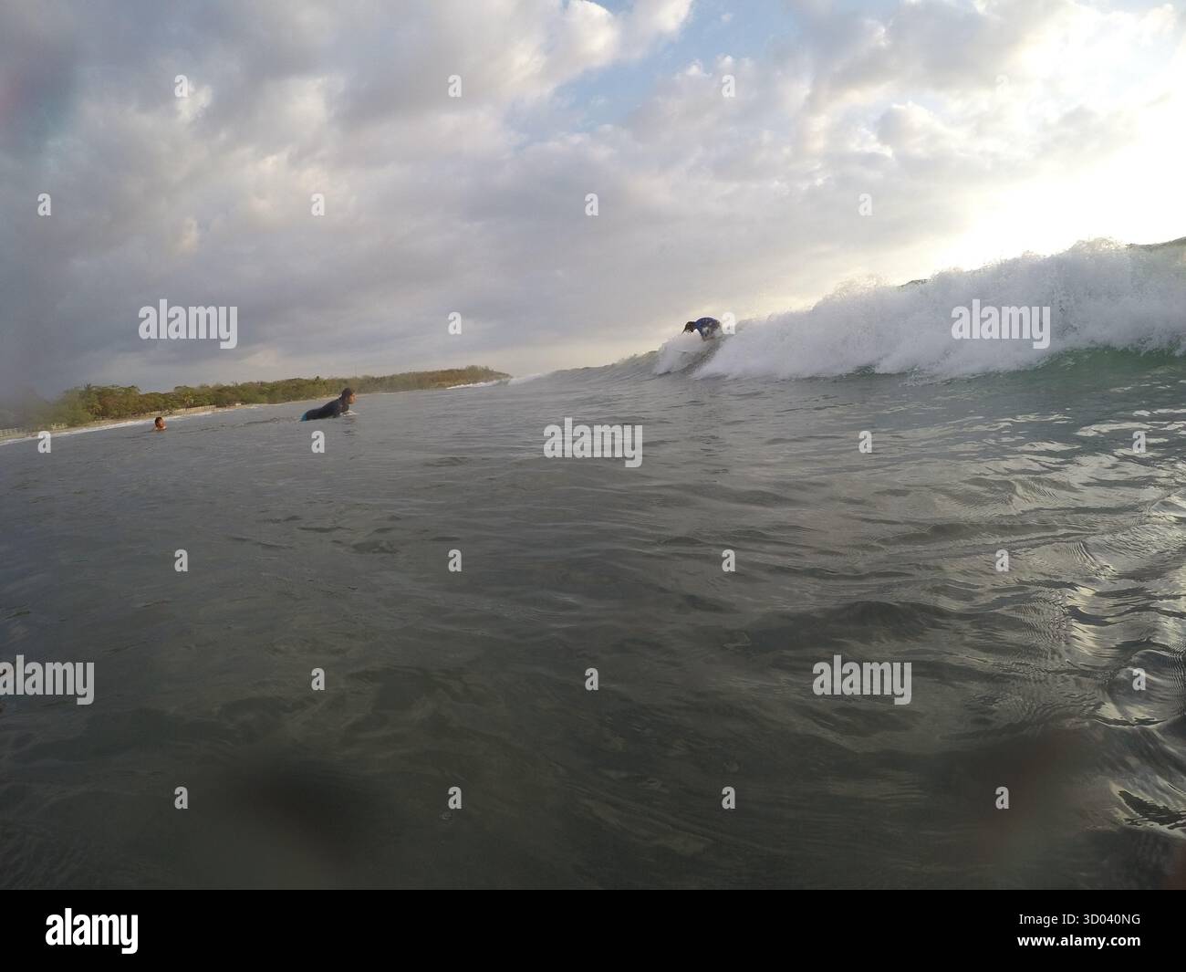 Tamarindo, Costa Rica - Leute, die am Strand surfen - reisen nach südamerika Stockfoto