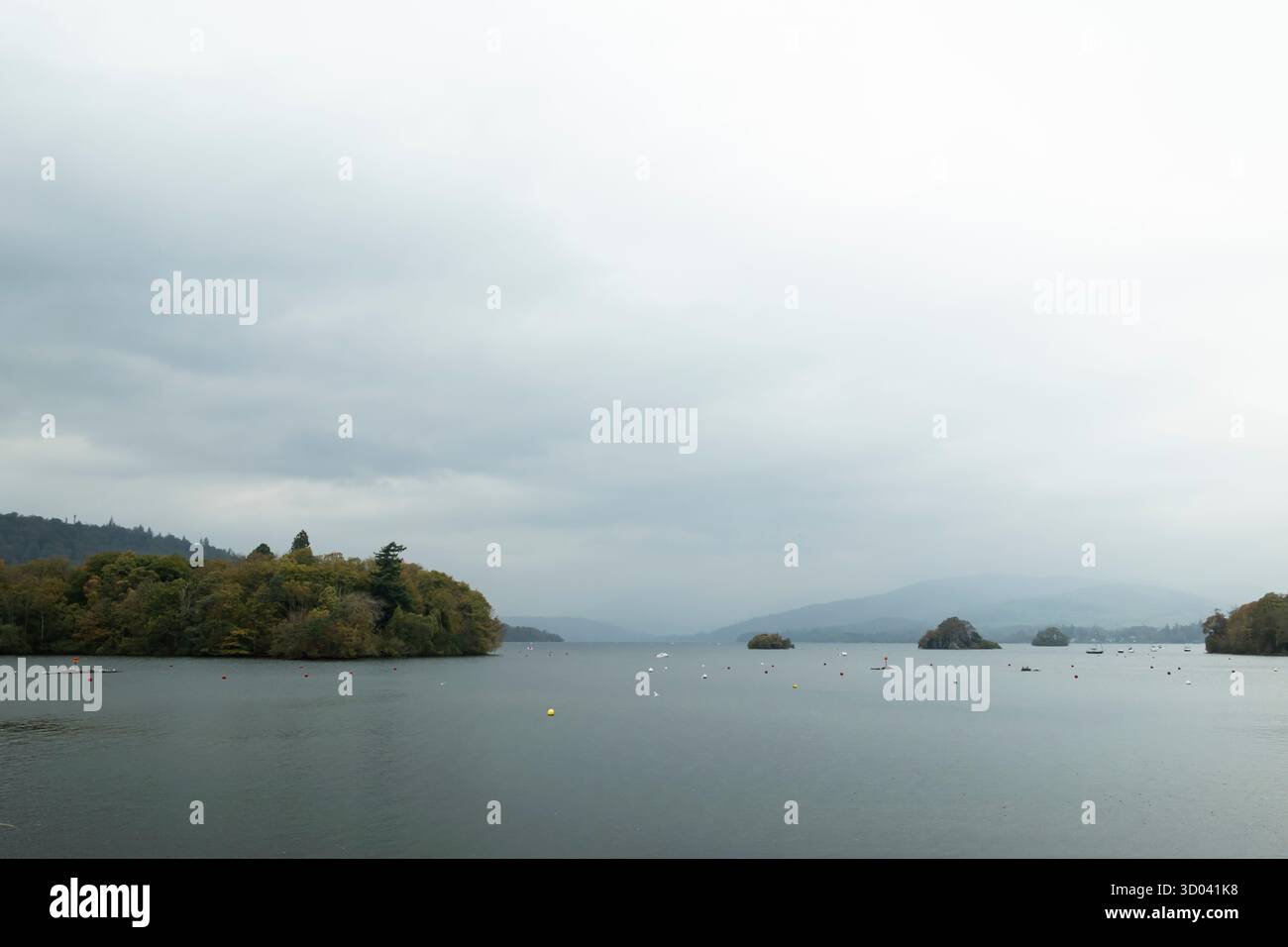 Lake Windemere ab Bowness-on-Windemere an einem regnerischen Nachmittag Stockfoto