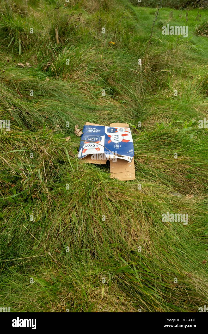 Zerquetschte leere Kartonschachtel von Kronenbourg 1664 auf dem britischen Land verlassen. Stockfoto