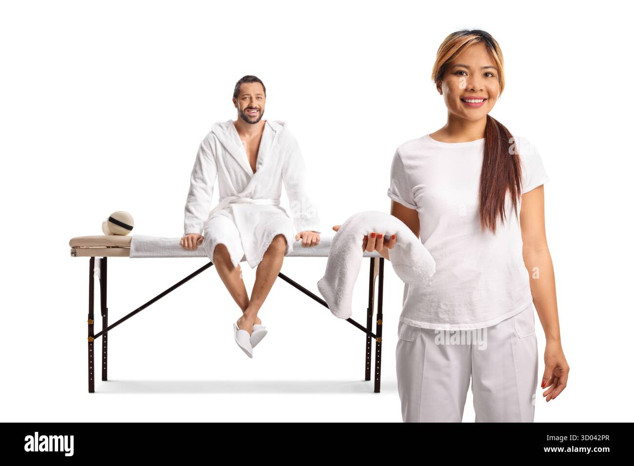 Asiatische Therapeutin und männliche Klientin sitzen an einem Massagetisch isoliert auf weißem Hintergrund Stockfoto