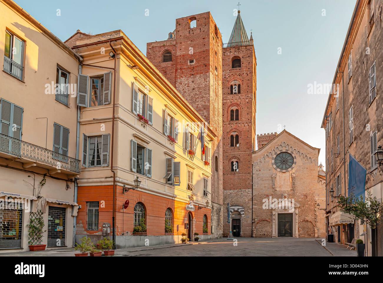 Kathedrale von Albenga an der Piazza san Michele, Ligurien, Italien Stockfoto