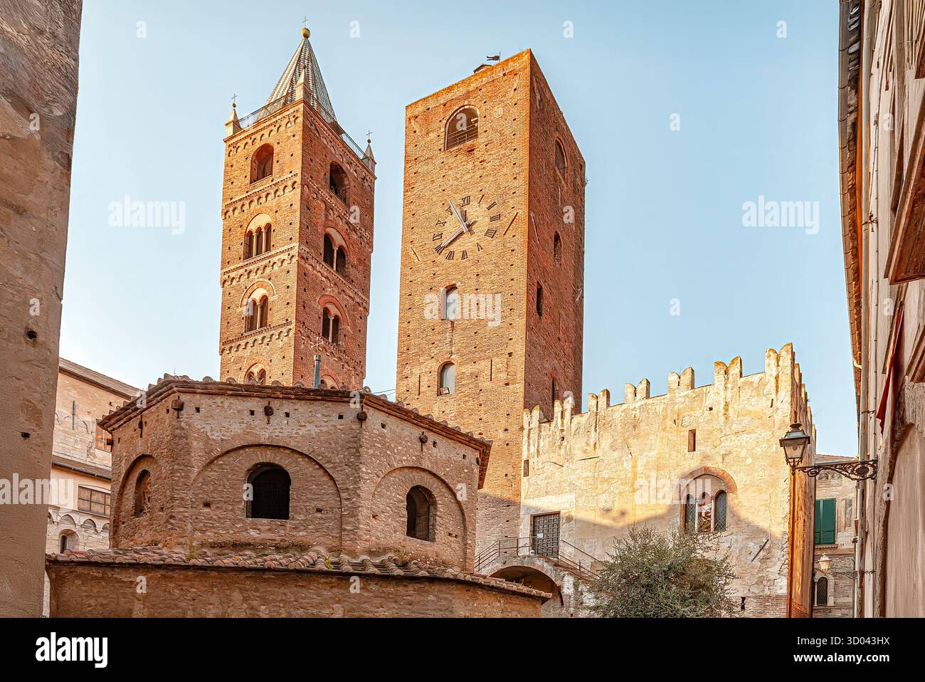 Die Cattedrale di San Michele und Battistero di Albenga an der alten Stadt Albenga, Ligurien, North West Italien. Stockfoto