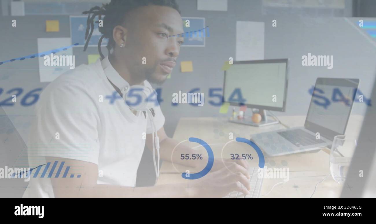 Analyse von Finanzdiagrammen Büromitarbeiter, die Zahlen auf dem Computerbildschirm am Schreibtisch überprüfen, Kopierraum Stockfoto