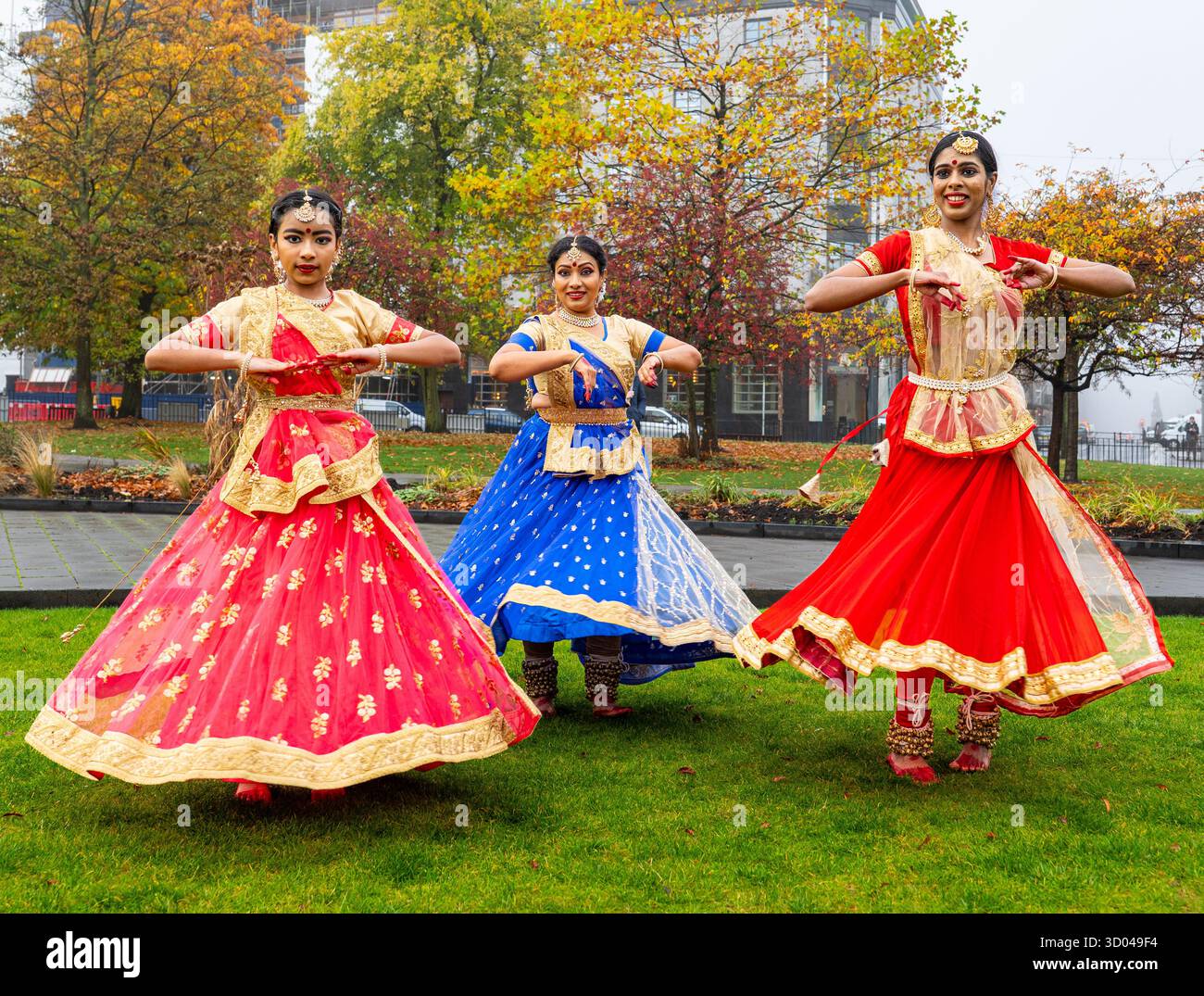 Indische Tänzerinnen tanzen zu Diwali, St Andrew Square, Edinburgh, Schottland, Großbritannien Stockfoto