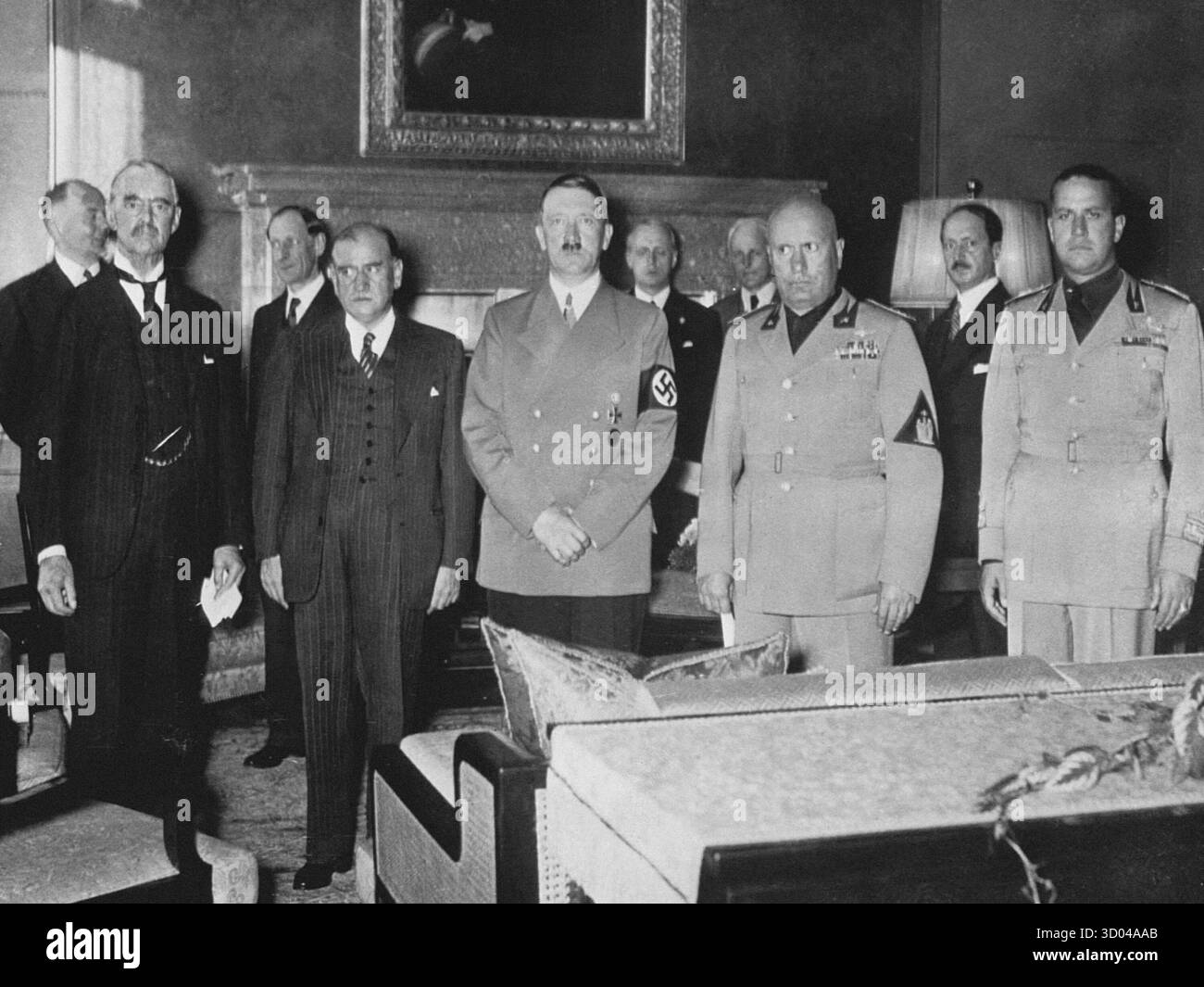 MÜNCHEN, DEUTSCHLAND - 29. September 1938 - die wichtigsten Protagonisten des berüchtigten Münchner Abkommens von 1938, das am 29. September 1938 in München zwischen dem britischen Premierminister Neville Chamberlain, dem französischen Premierminister Edouard Daladier, dem italienischen Präsidenten Benito Mussolini und Adolf Hitler unterzeichnet wurde, ermächtigten das faschistische Deutschland, die Tschechoslowakei anzunektieren. Von links: Chamberlain, Daladier, Hitler, Mussolini und der italienische Außenminister Graf Galeazzo Ciano. Im Hintergrund, von links nach rechts, sind Fromageot, Ribbentrop, Weizsäcker und Leger, ein unbekannter Mann (wahrscheinlich britischer Diplomat). Alias Saint-J. Stockfoto