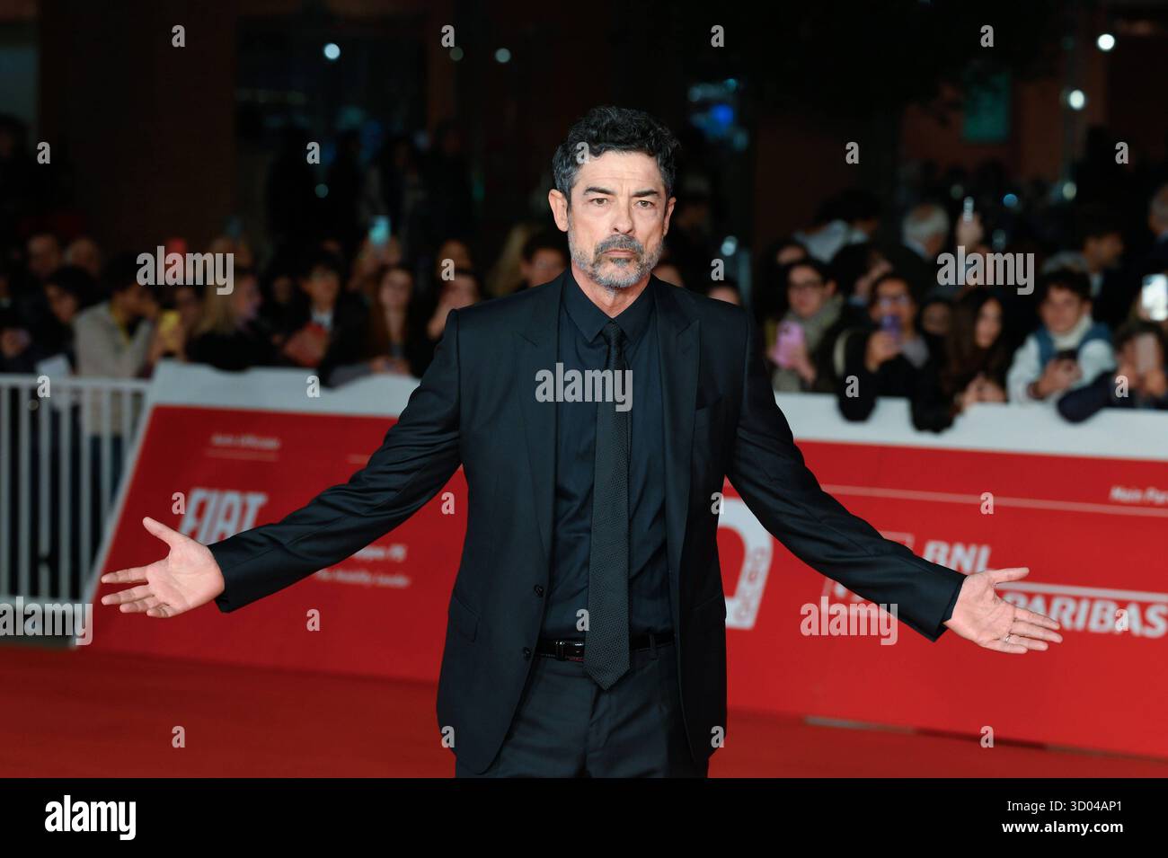 News - Rom Film Festival 2025 Alessandro Gassmann besucht den roten Teppich des Films Guerrieri La Regola dellEquilibrio während des 20. Rom Film fest im Auditorium Parco della Musica am 20. Oktober 2025 in Rom. Rome Auditorium Parco della Musica Italien Copyright: XFabrizioxCorradettix/xLiveMediax LPN_2093657 Stockfoto