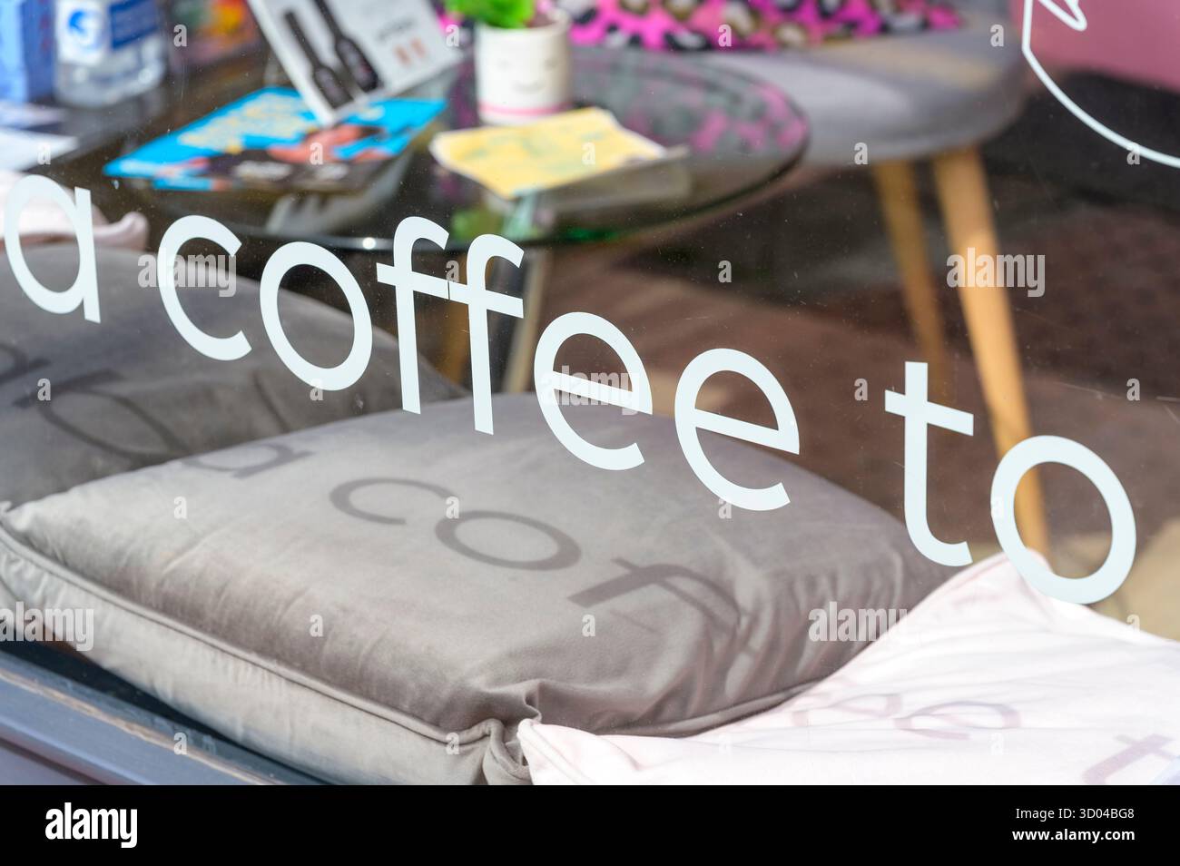 Kaffeeschild in einem Café-Fenster, Großbritannien Stockfoto