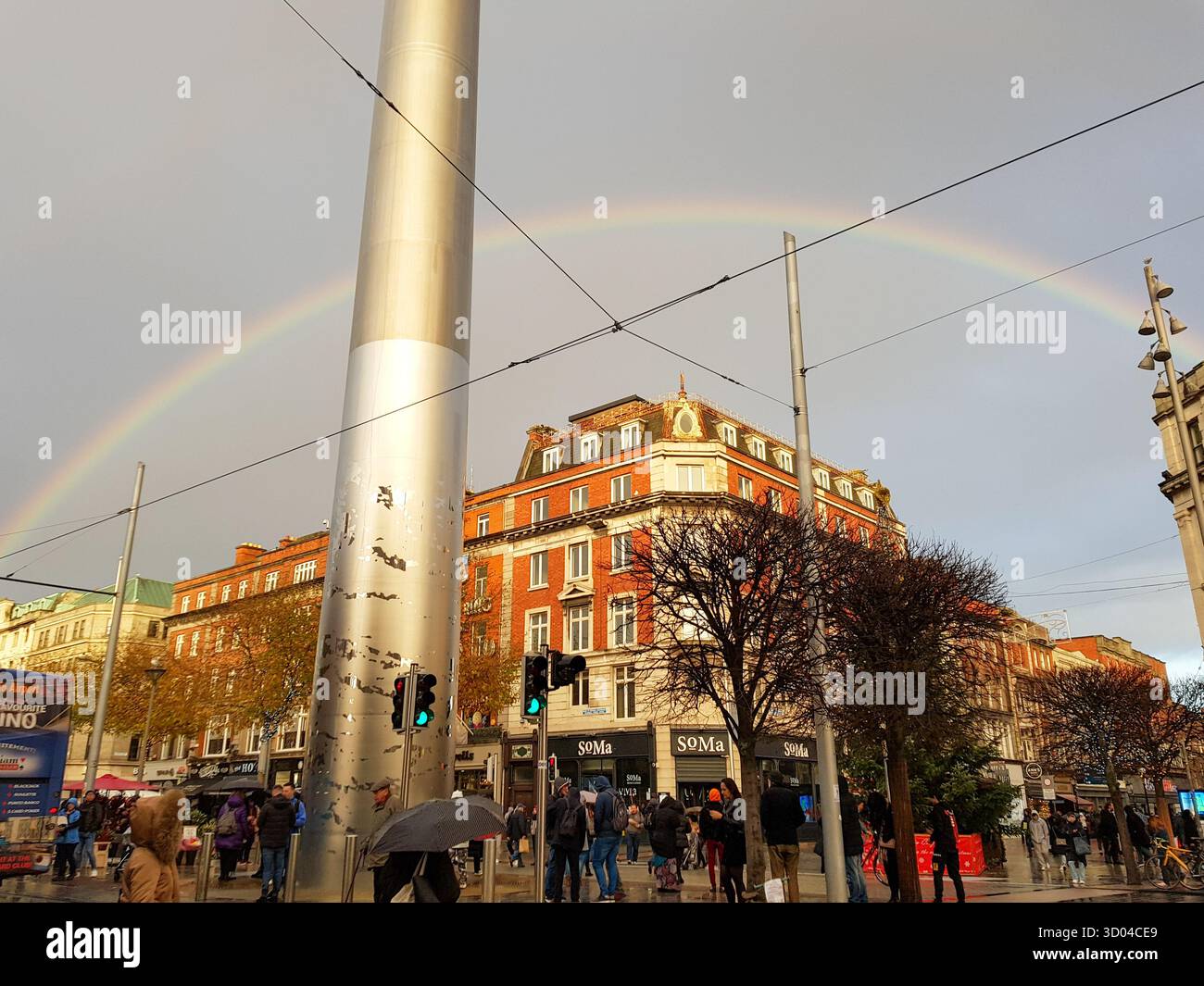 Regenbogen über der Spitze von Dublin auf der O’Connell Street, Irland während der goldenen Stunde an bewölktem, regnerischem Tag Stockfoto