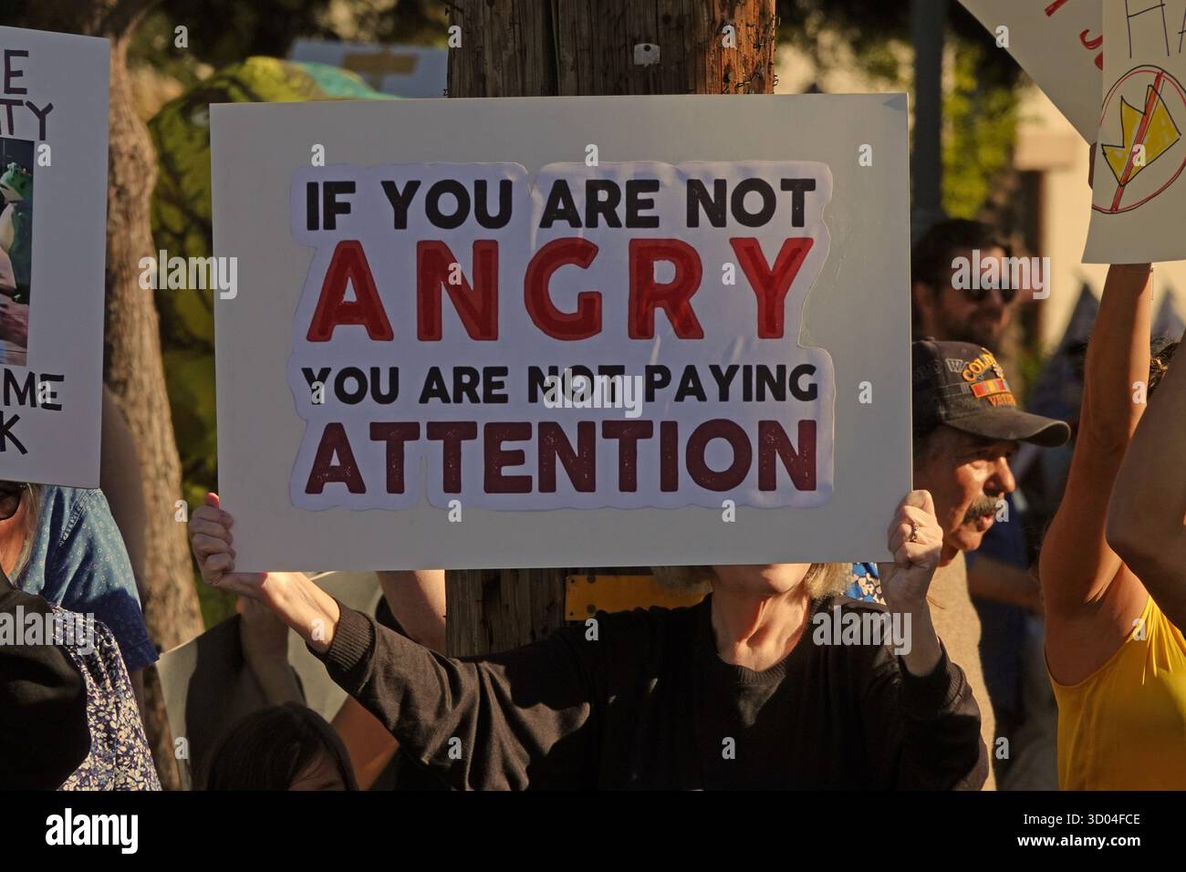 Burbank, Kalifornien, USA - 18. Oktober 2025: Ein Schild mit der Aufschrift „WENN DU NICHT WÜTEND BIST, GIBST DU NICHT AUF“ wird auf einer No Kings-Kundgebung gezeigt. Stockfoto