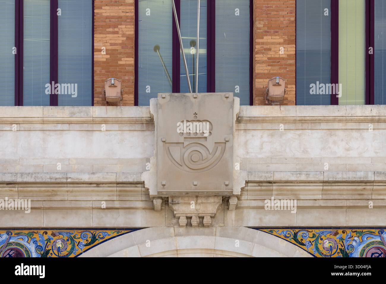 Cadiz, Spanien, Andalusien - 31. März 2025: Dekorative Fassade mit Logo der Post (Oficina de Correos), Gebäude im modernistischen Stil von 1925 Stockfoto