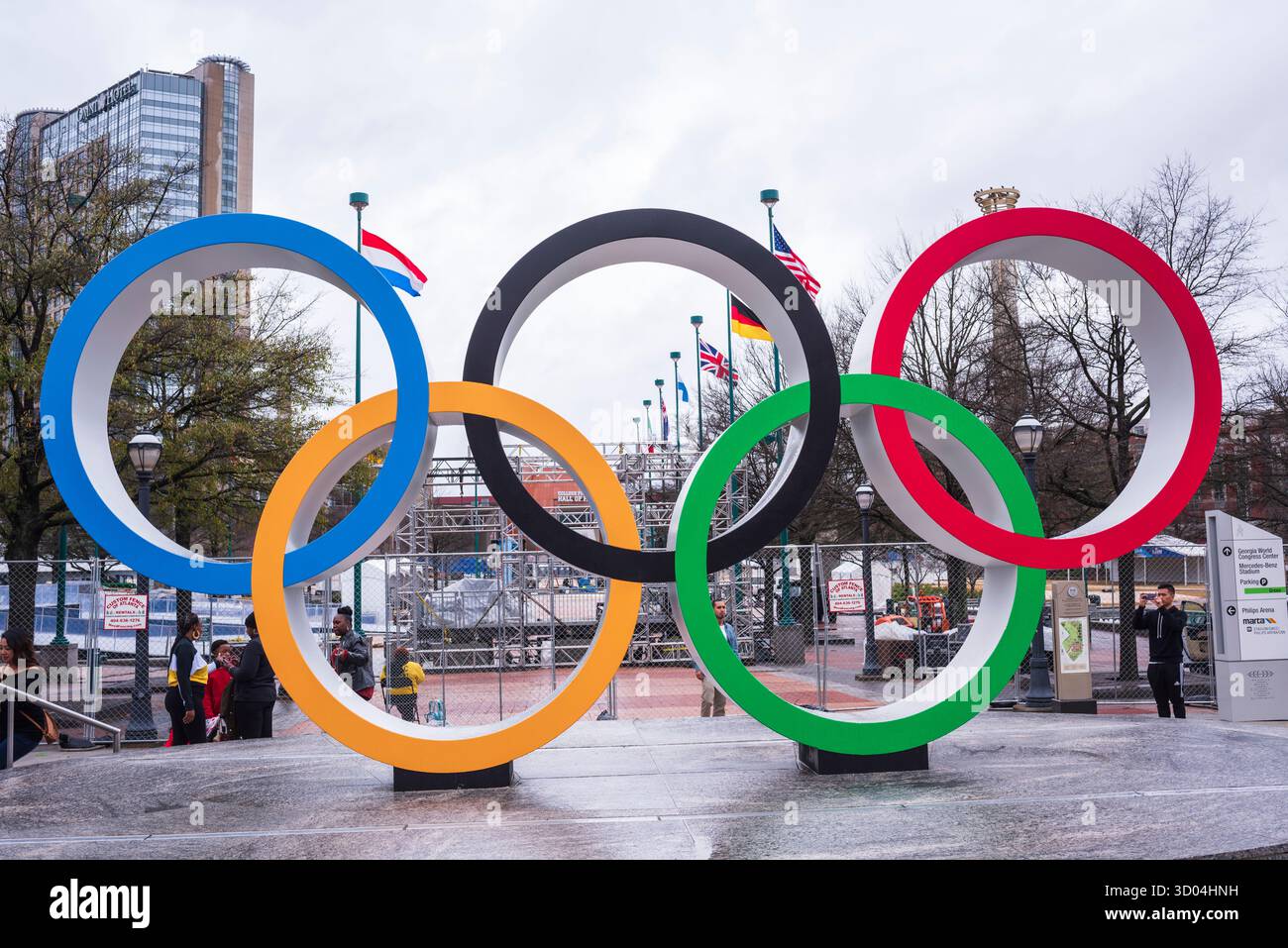Atlanta, GA USA - 22. Januar 2019: Skulptur der Olympischen Ringe im Centennial Olympic Park in der Innenstadt von Atlanta. Stockfoto