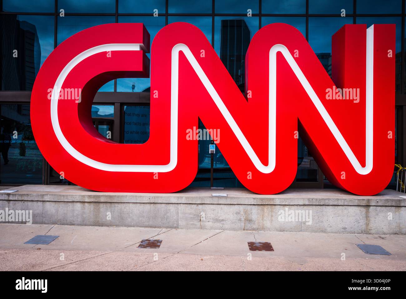 Atlanta, GA USA - 22. Januar 2019: Das ikonische CNN-Schild in der Innenstadt von Atlanta wurde entfernt und das Gebäude, das früher als CNN Center bekannt war, wurde umbenannt Stockfoto