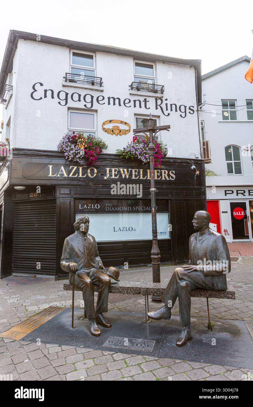 Oscar Wilde & Eduard Vilde Statue Nachbildung von Tiiu Kirsipuu vor Lazlo Jewellers, Williams St. Galway, Connacht, Irland Stockfoto