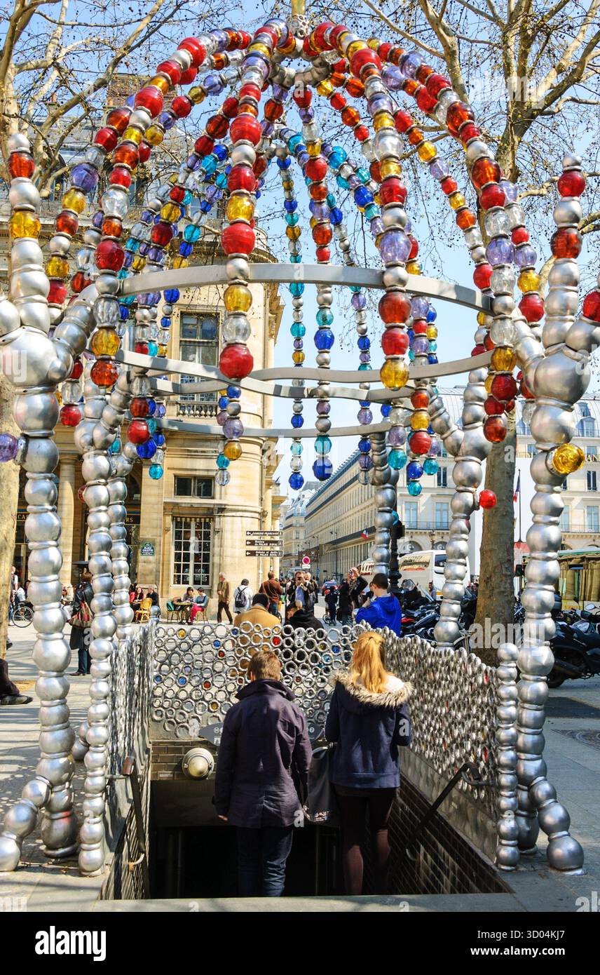 PARIS, FRANKREICH - APRIL 2013: Kunstvoller Eingang zur U-Bahn-Station Palais-Royal (Louvre-Museum) aus farbigen Glasperlen. Stockfoto