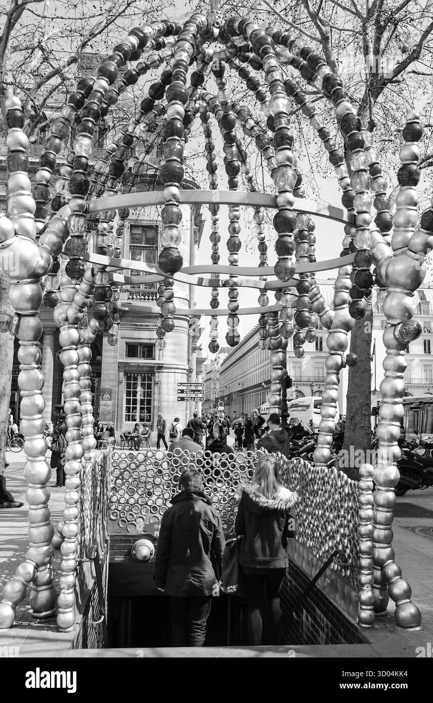 PARIS, FRANKREICH - APRIL 2013: Kunstvoller Eingang zur U-Bahn-Station Palais-Royal (Louvre-Museum) aus farbigen Glasperlen. Schwarzweißes historisches Foto. Stockfoto