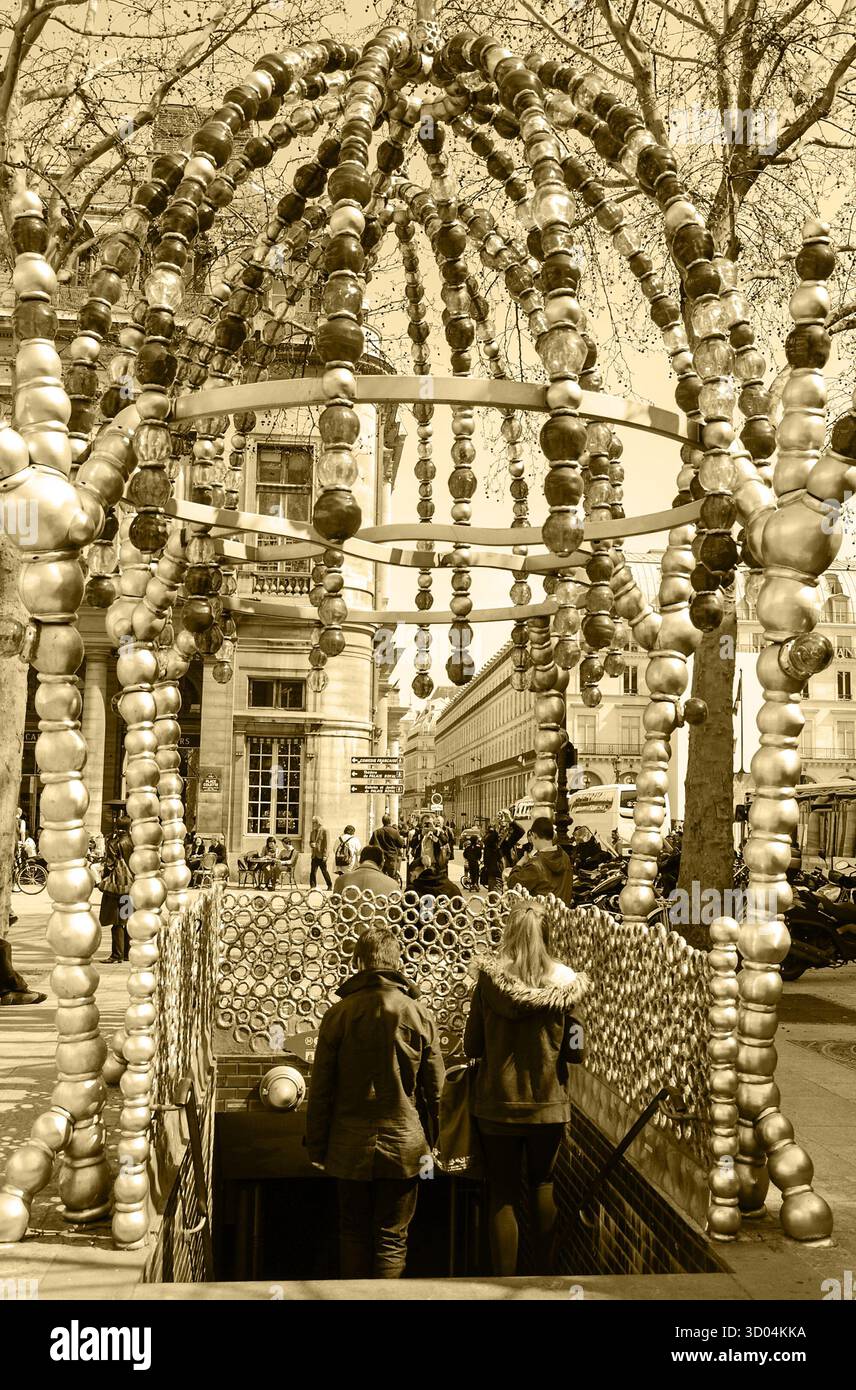 PARIS, FRANKREICH - APRIL 2013: Kunstvoller Eingang zur U-Bahn-Station Palais-Royal (Louvre-Museum) aus farbigen Glasperlen. Historisches Foto von Sepia. Stockfoto