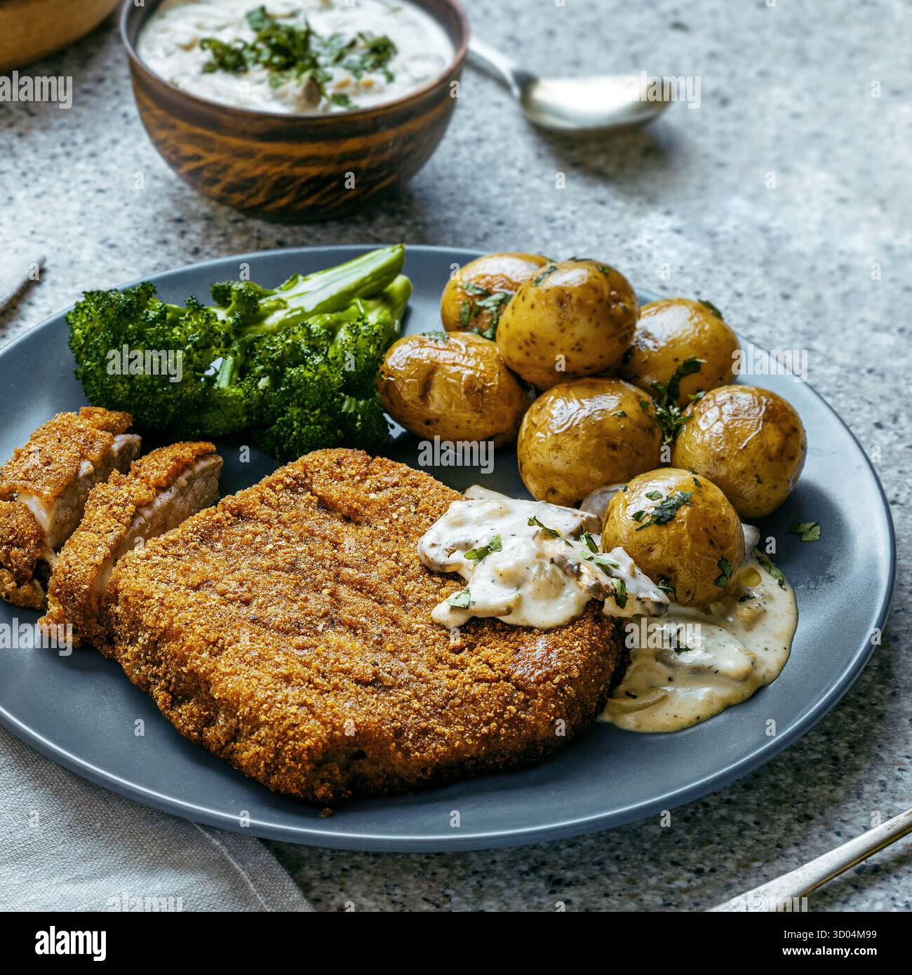 Traditionelles Schnitzel-Abendessen mit Babykartoffeln. Nahaufnahme. Stockfoto