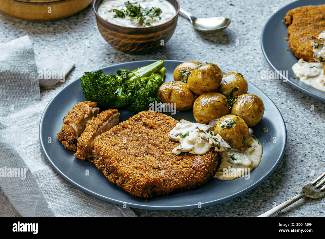 Paniertes Schnitzel mit Kartoffeln und Brokkoli. Stockfoto