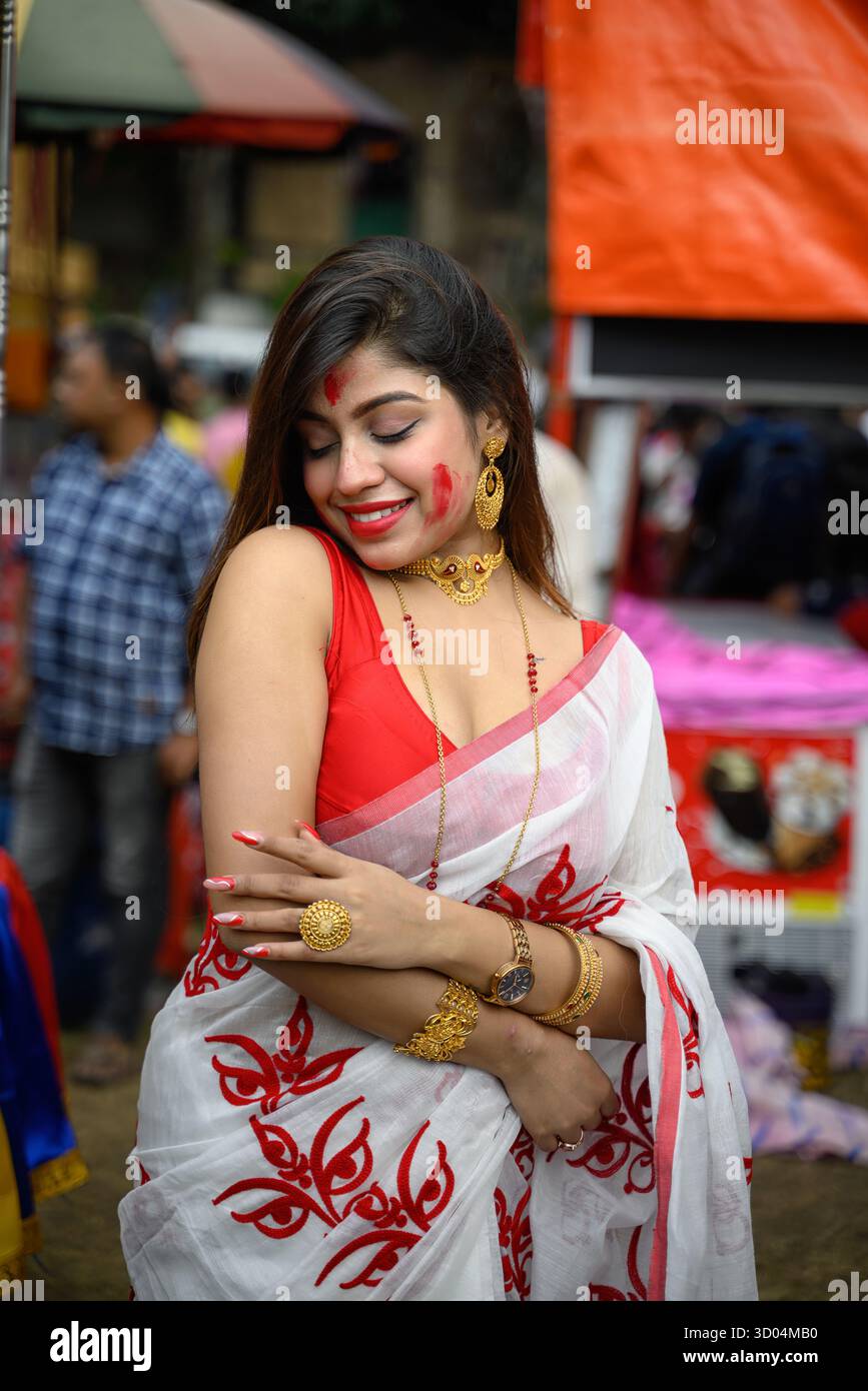 Schöne Frau in traditioneller bengalischer Festkleidung, die am letzten Tag des Durga Puja Festivals in Sindoor Khela bei einem Puja-Pandal teilnimmt. Kalkutta, Stockfoto