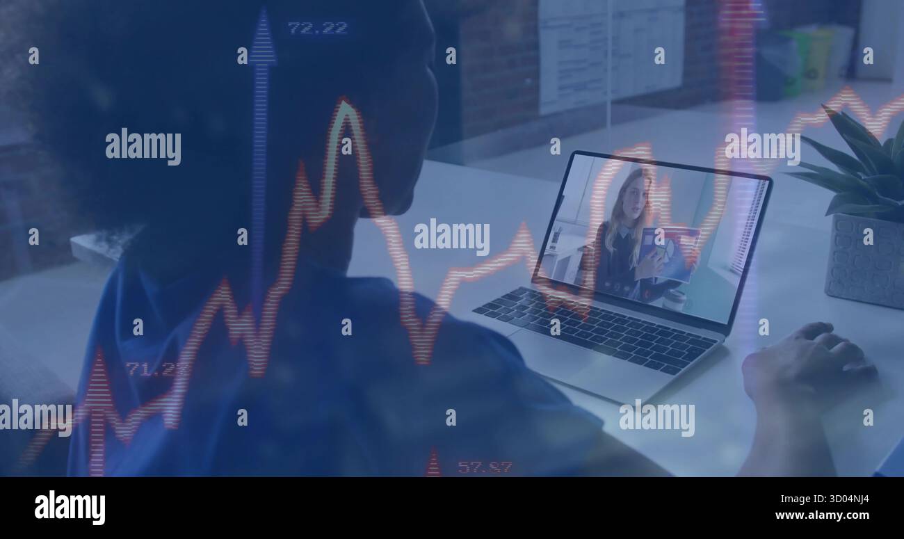 Eine Frau mit blauem Oberteil während eines Bürogesprächs mit Laptop, Buch, Grafik-Overlay und Kopierraum zu beobachten Stockfoto