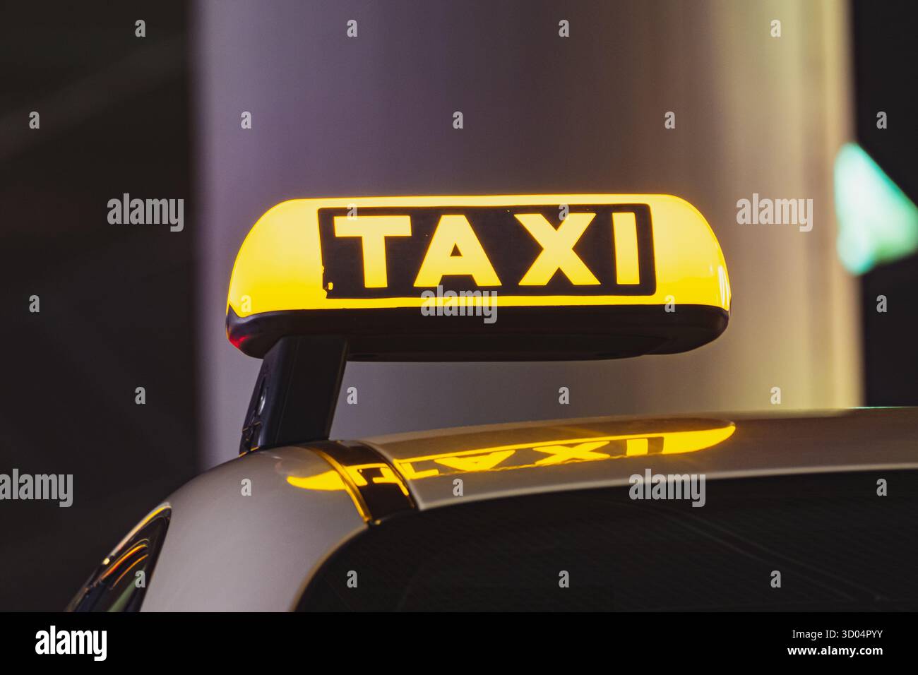 Taxi-Schild auf dem Dach eines Autos Stockfoto