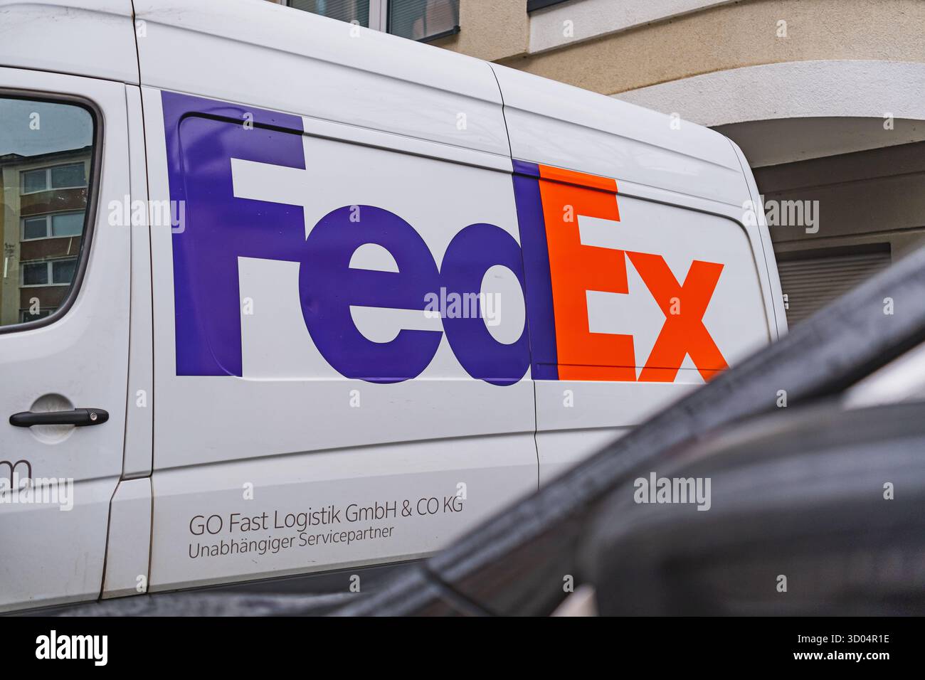 FedEx Express-Paketzustellungsunternehmen Logo und Branding auf einem Lieferwagen Stockfoto