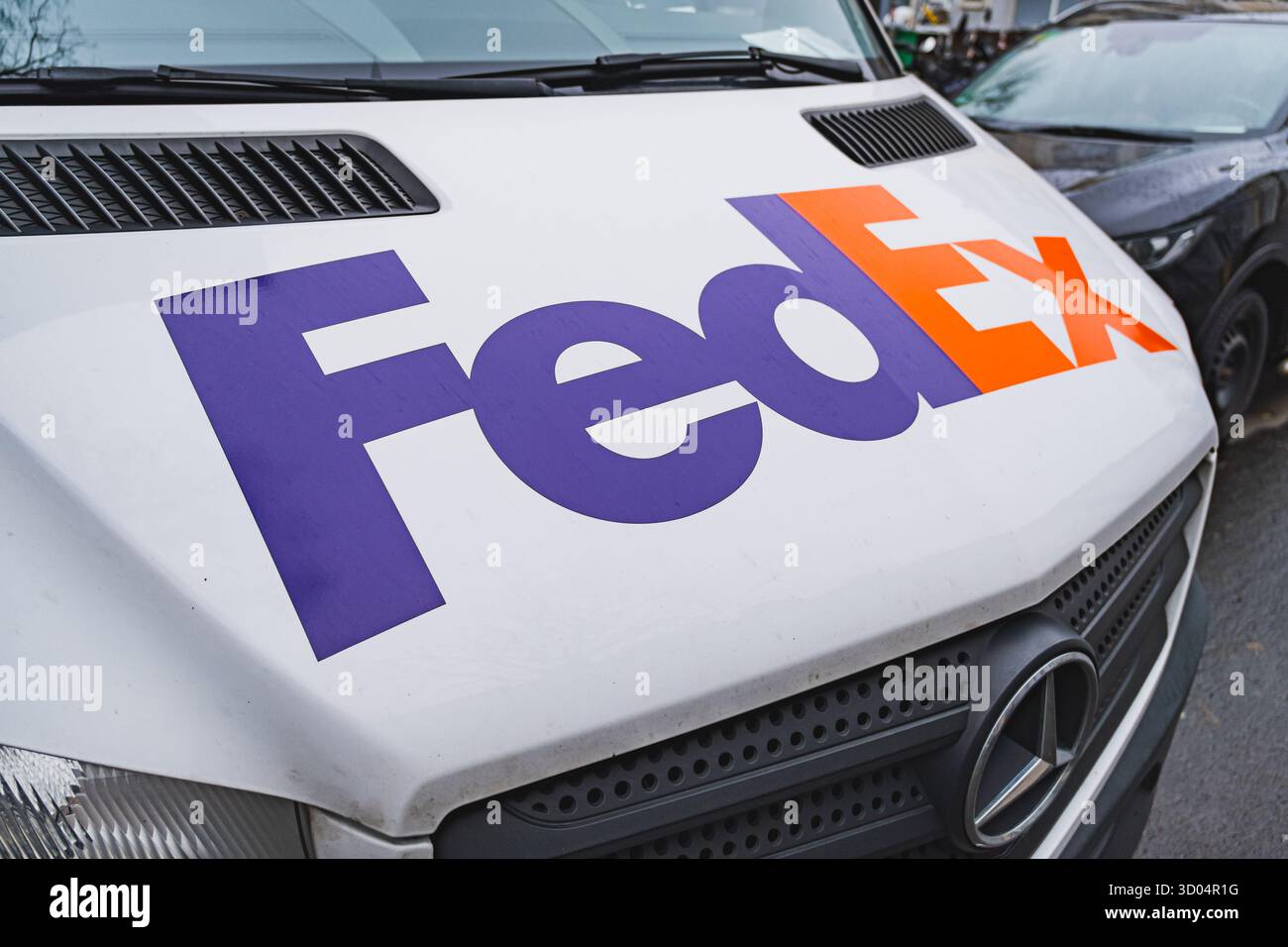 FedEx Express-Paketzustellungsunternehmen Logo und Branding auf einem Lieferwagen Stockfoto