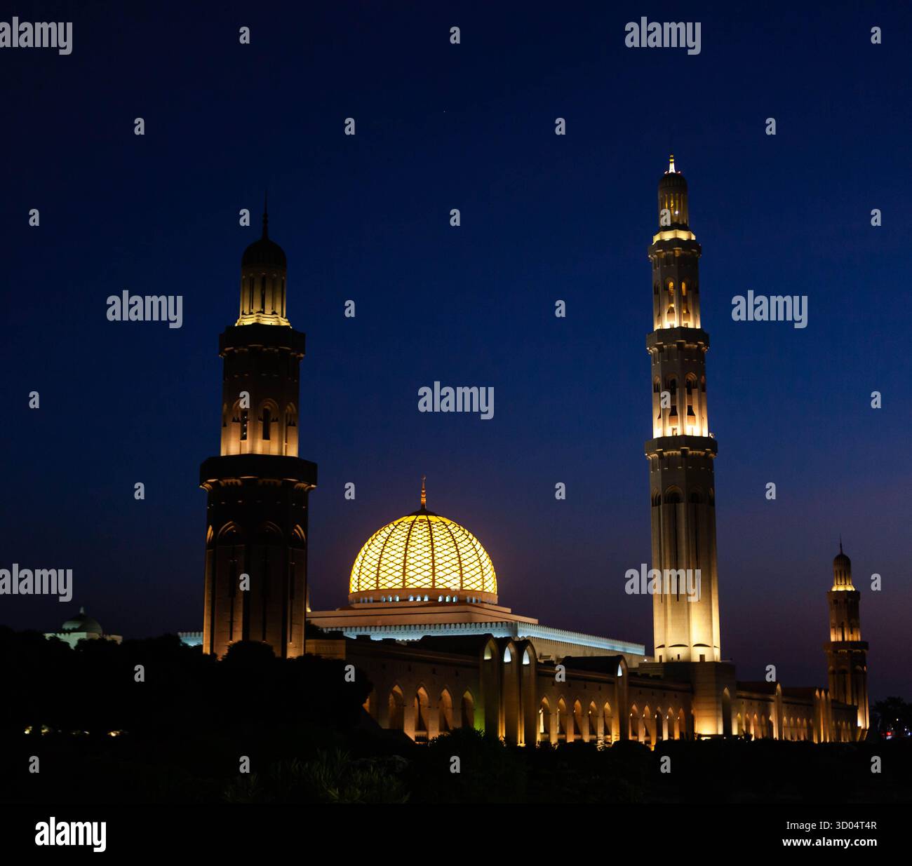 Sultan Qaboos große Moschee in Maskat, Oman bei Nacht, beleuchtet. Stockfoto