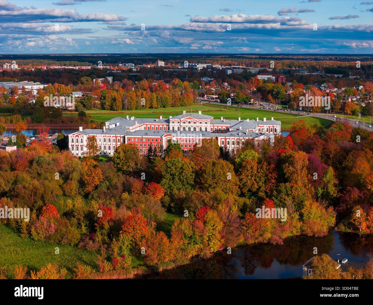 Aus der Vogelperspektive des Jelgava-Palastes und des Herbstparks in Jelgava, Lettland Stockfoto