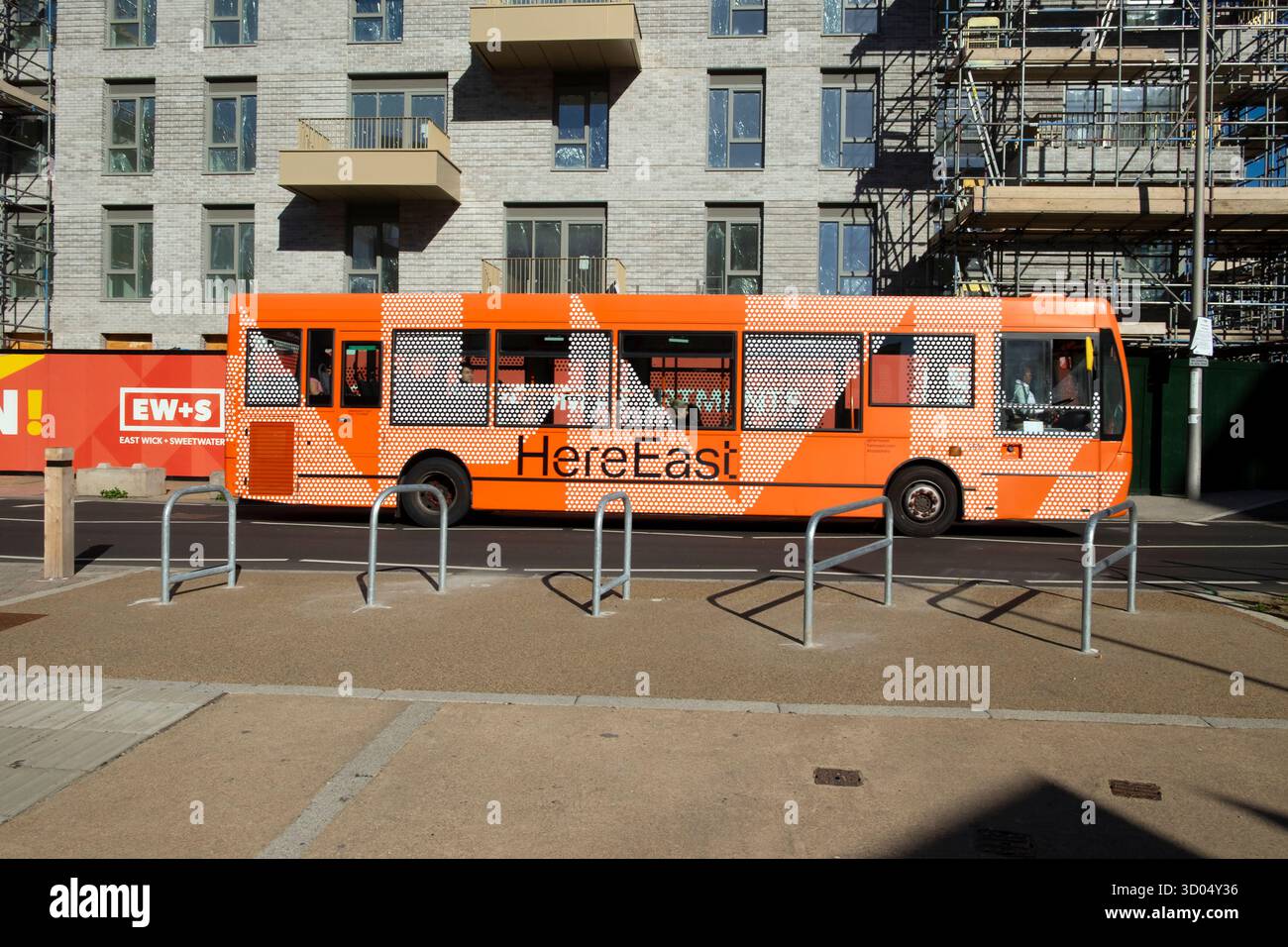 Schild an der Seite eines orangen HereEast HERE East Busses in Stratford East London England UK KATHY DEWITT Stockfoto