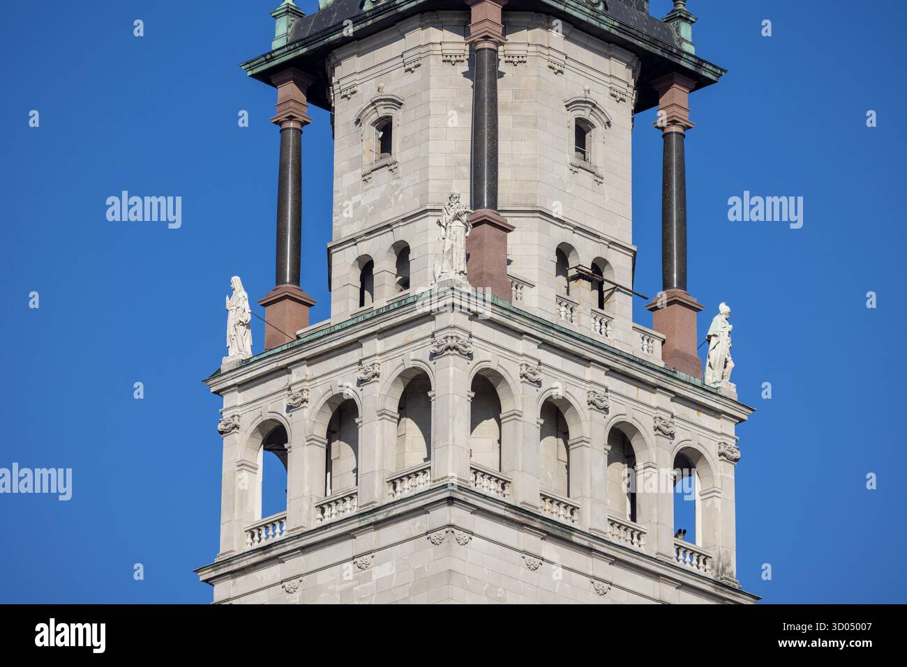 Tschenstochau, Polen - 18. Oktober 2024: Turm der Jasna Gora Basilika aus dem 15. Jahrhundert. Es ist Ort der Marienverehrung mit wundersamem Bild Stockfoto