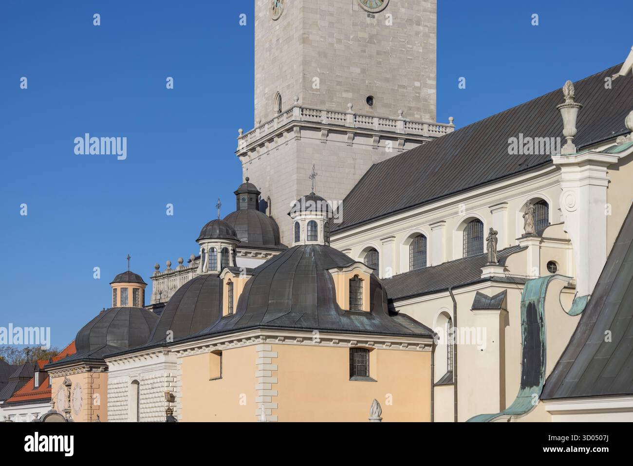 Tschenstochau, Polen - 18. Oktober 2024: Turm der Basilika Jasna Gora und Kapellen, berühmtes Pilgerzentrum. Es ist Ort der Marienverehrung Stockfoto