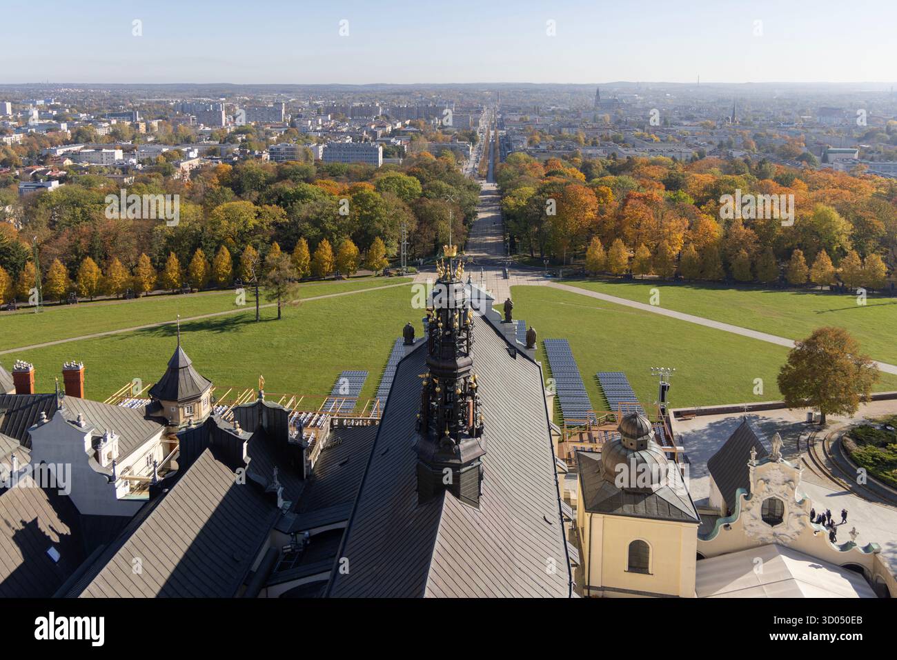 Czestochowa, Polen - 18. Oktober 2024: Luftaufnahme der Jasna Gora Wiesen mit Säule Denkmal für unsere Lieben Frau Unbefleckte Stockfoto